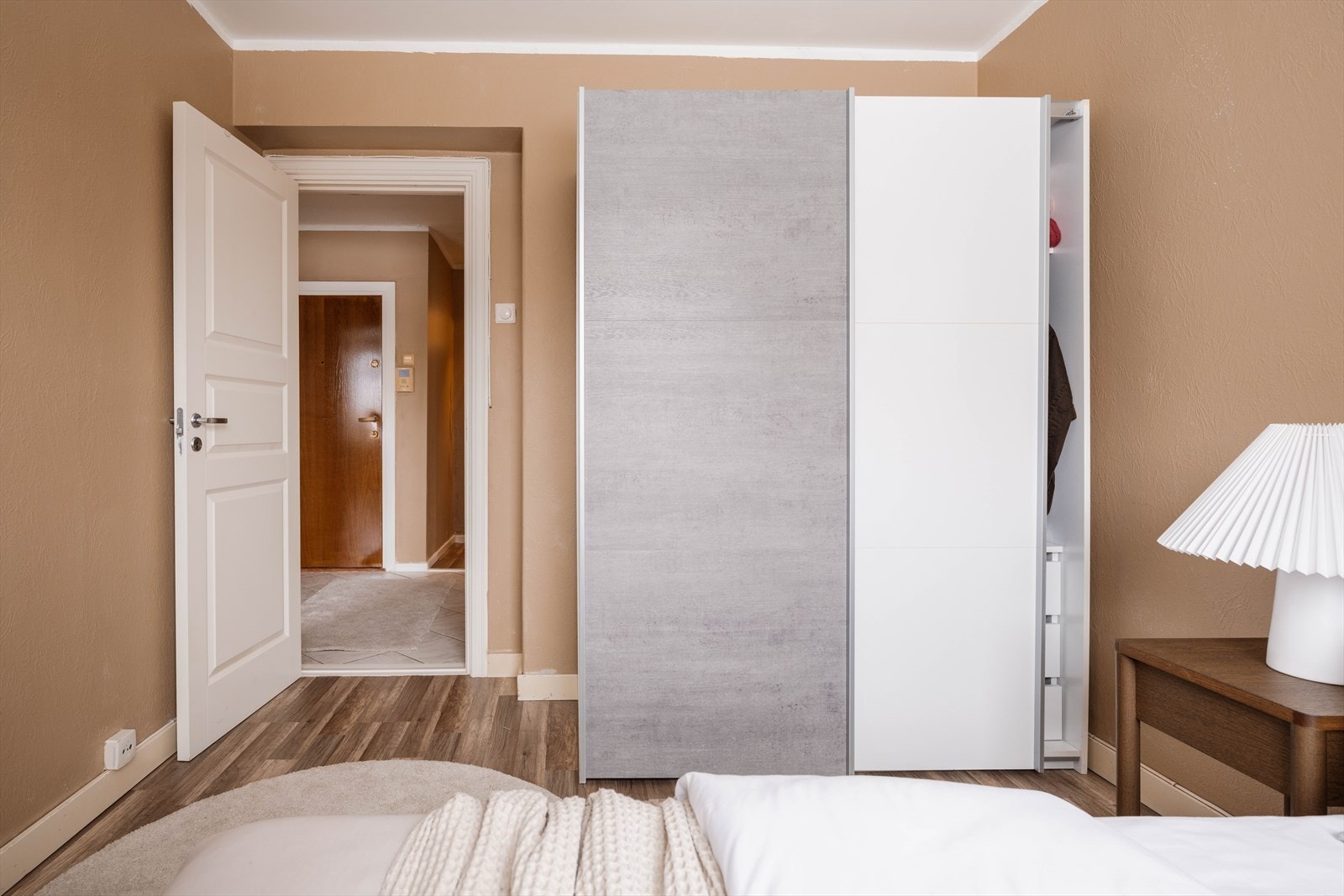 Et praktisk garderobeskap sørger for plass til både klær og sko. Galleribilde