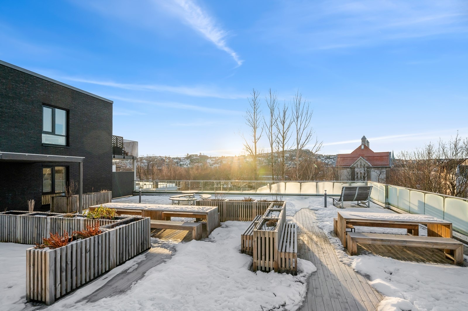 Om man blir lei av privatlivet og utsikten på egen balkong, kan man ta turen til sameiets felles takterrasse. Strålende solforhold og fin utsikt Galleribilde