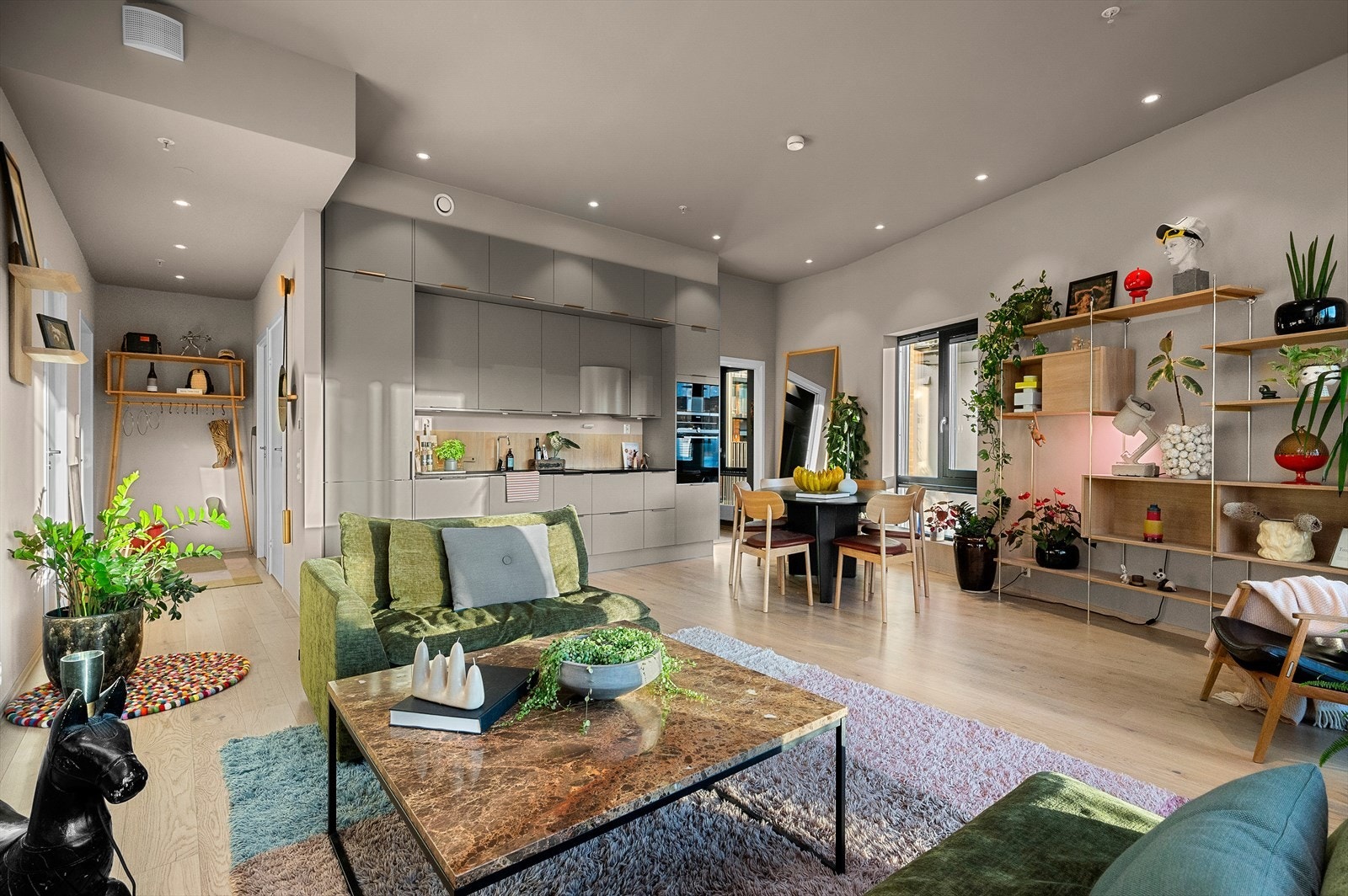 Lyst og romslig oppholdsrom med gjennomgående moderne uttrykk. Takhøyden er på hele 3m! Galleribilde