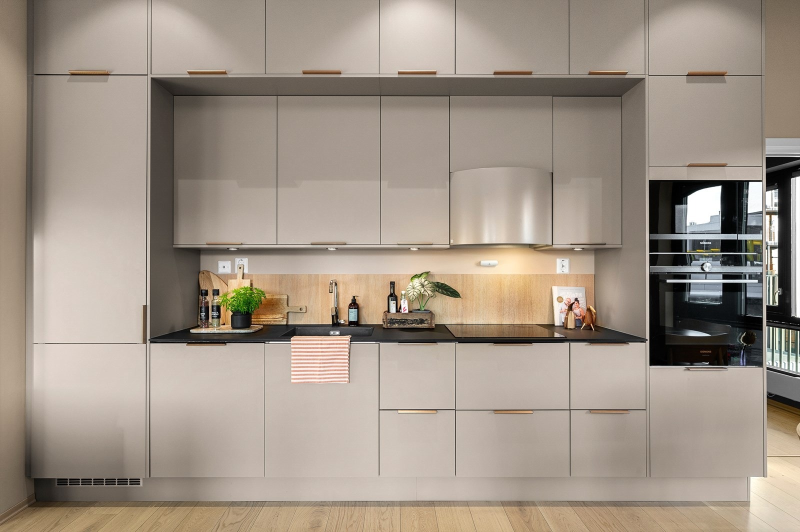 Kjøkkenet er vesentlig påkostet ved prosjekterings stadiet. Det er levert av HTH med blant annet oppgraderte fronter, grep, underlimt vask, benkeplate, ventilator og hvitevarer Galleribilde