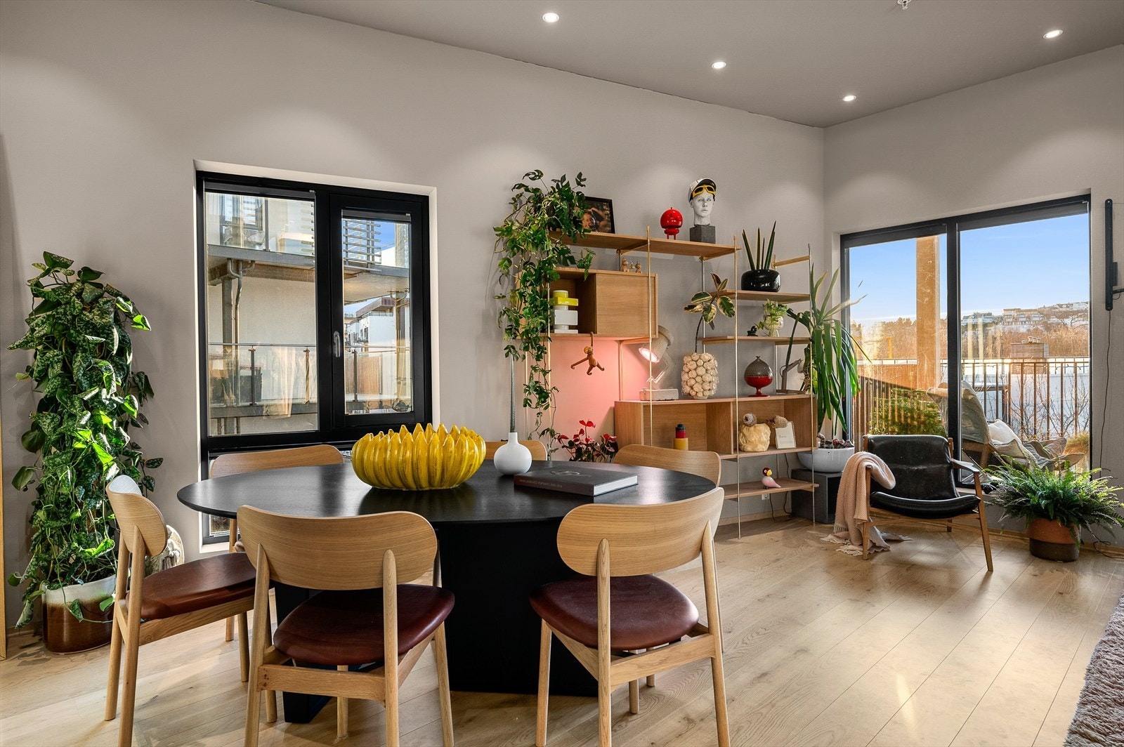 Leiligheten varmes opp med vannbåren varme i gulv på stue/kjøkken og gang. Det er elektriske kabler på gulv. Det er også panelovner på alle soverom. Galleribilde