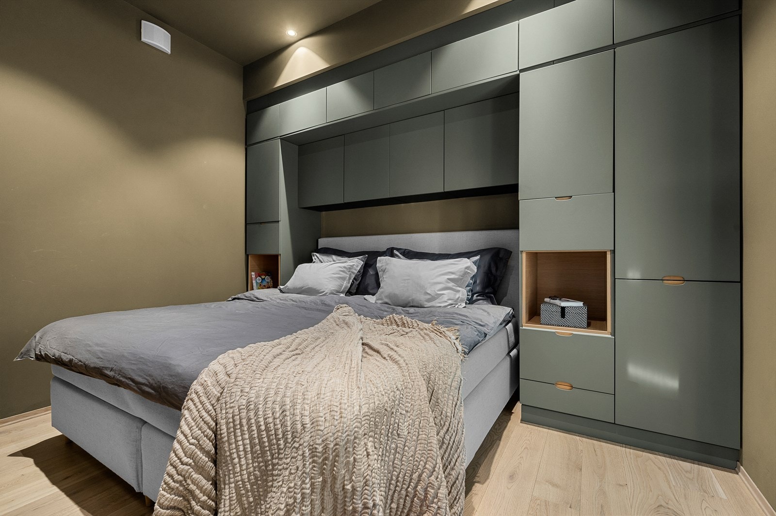 Det største soverommet er på hele 10,4m² med garderobesystem fra Kvik Galleribilde