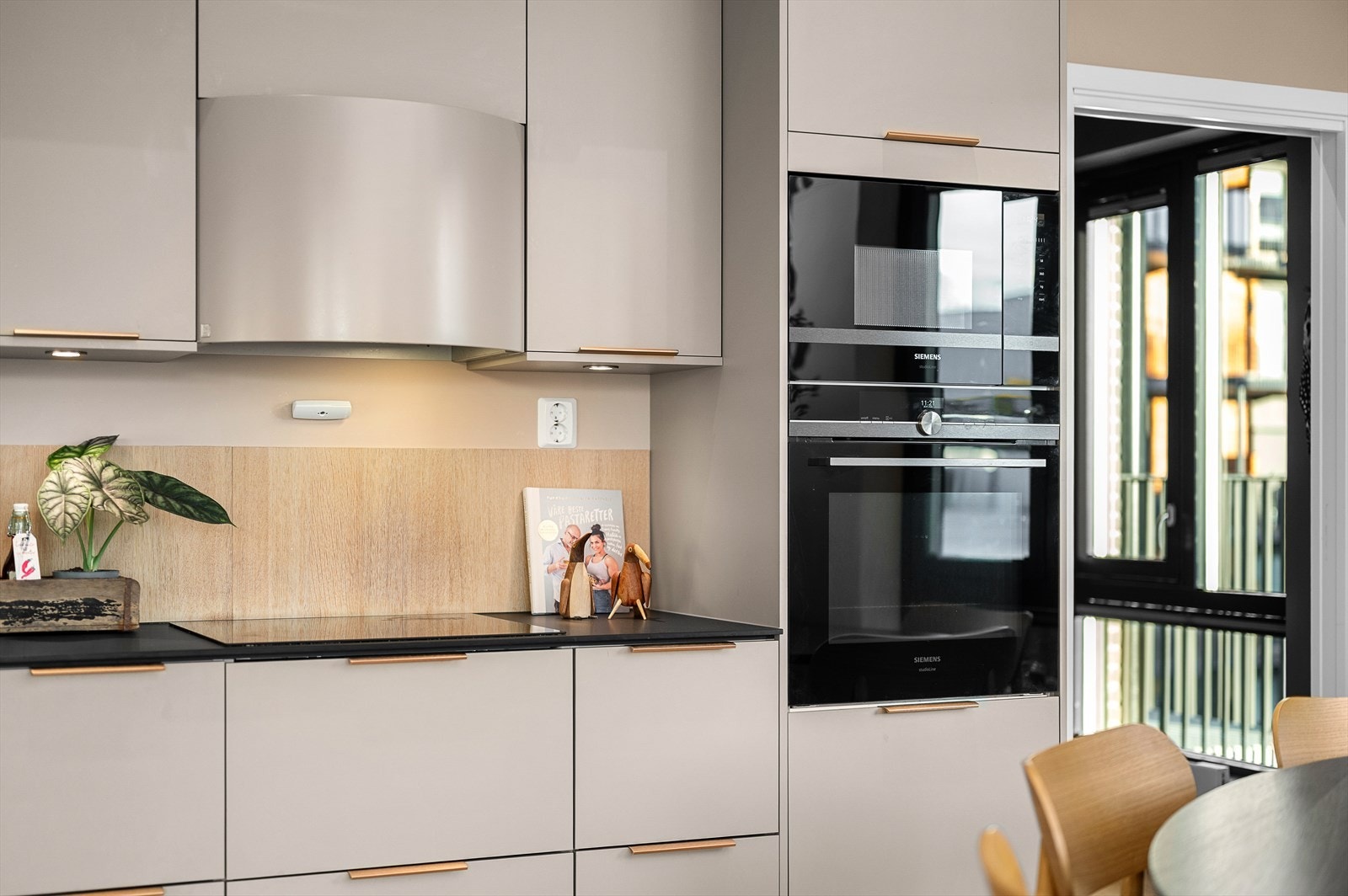 De integrerte hvitevarene er levert av Siemens og Electrolux. Det er også klargjort for strøm til under gulvet for eventuell kjøkkenøy om det er ønskelig Galleribilde