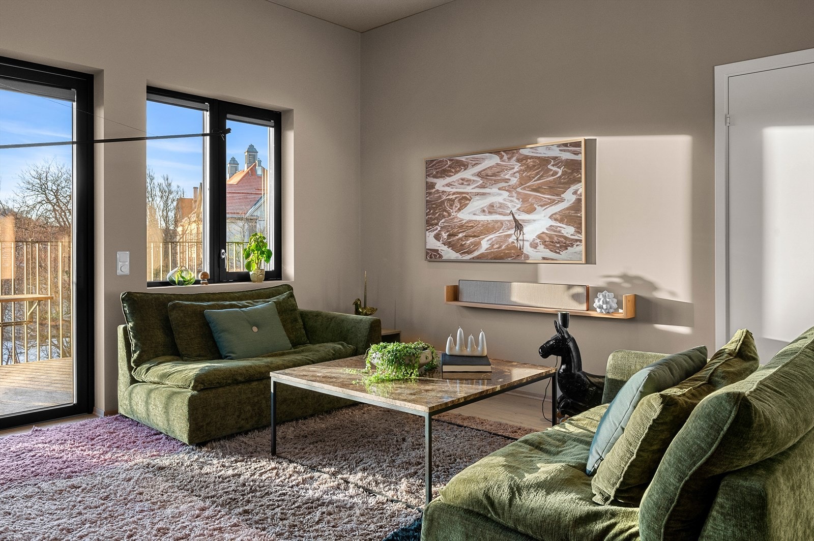 Innholdsrike felleskostnader med blant annet TV/internett og fjernvarme/varmtvann inkludert! Galleribilde