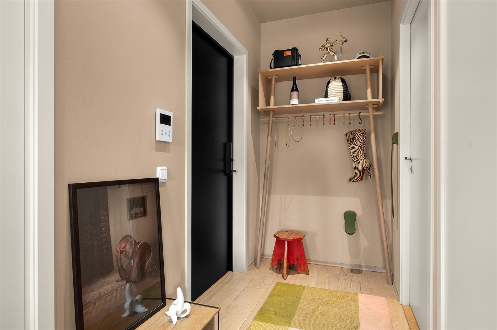 Praktisk gang på 4,8m² med direkte tilgang til bod og WC. Det er montert porttelefon med WIFI slik at man kan åpne og lukke med telefonen. Det er også kodelås på døren Galleribilde