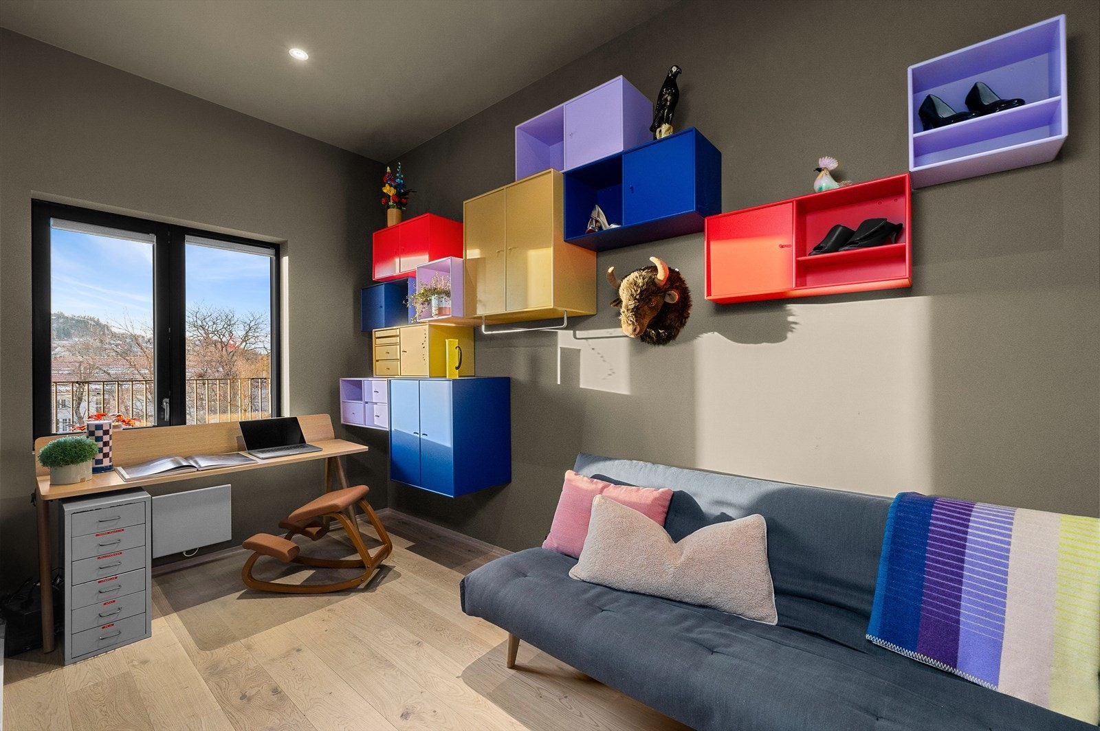 Soverom 2 er romslig med sine 9,5m². I dag innredet med Montana-hyllesystem og kan fint kombineres som kontor og gjesterom Galleribilde