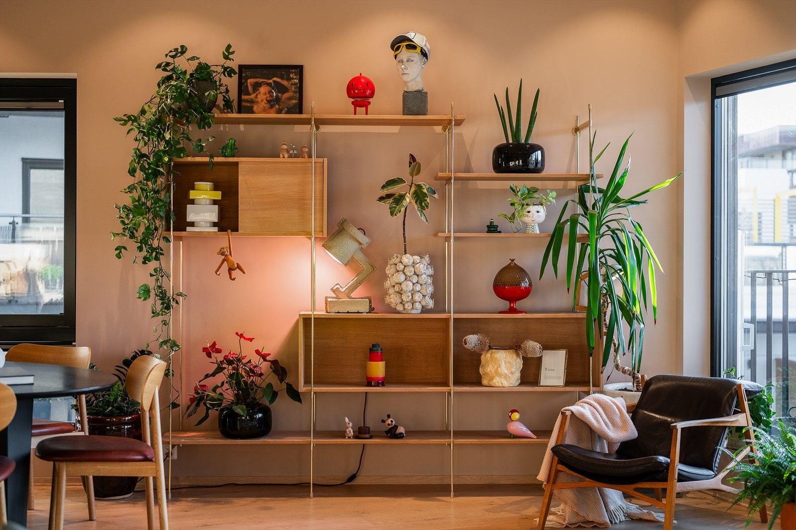 Leiligheten har en gjennomgående pen standard. Moderne stilvalg og gode materialvalg gir et sterkt positivt preg på leiligheten Galleribilde