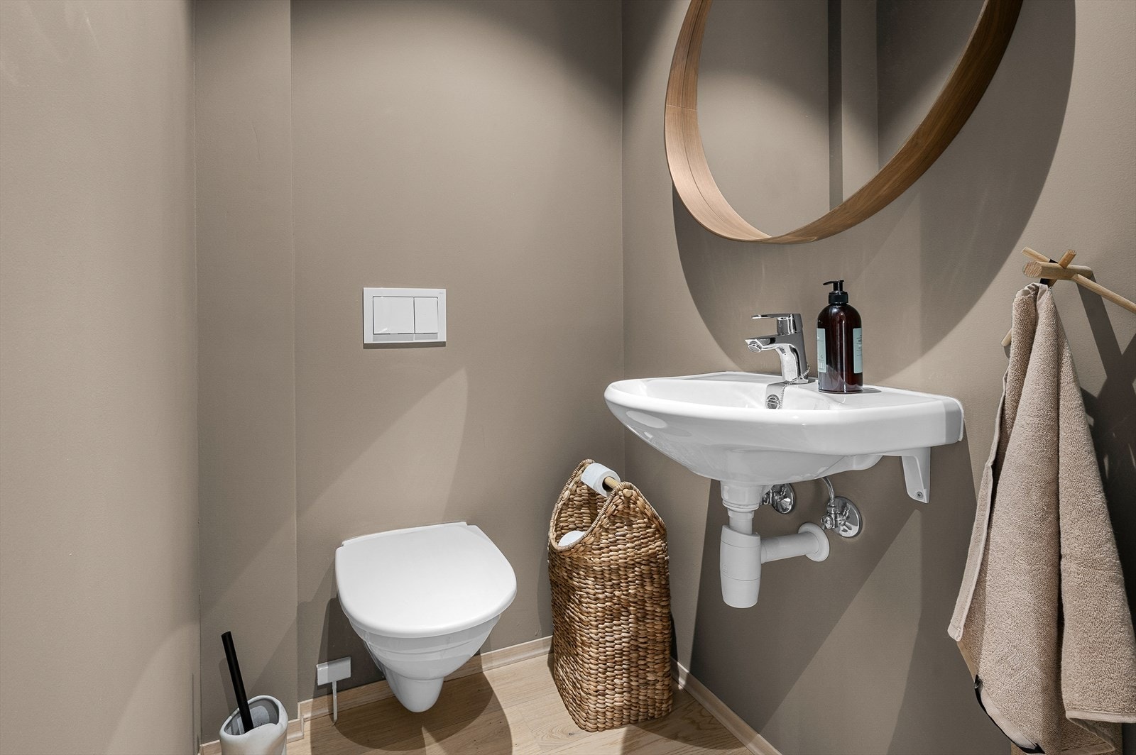 Svært praktisk ekstra WC på 1,5m² med egen servant Galleribilde