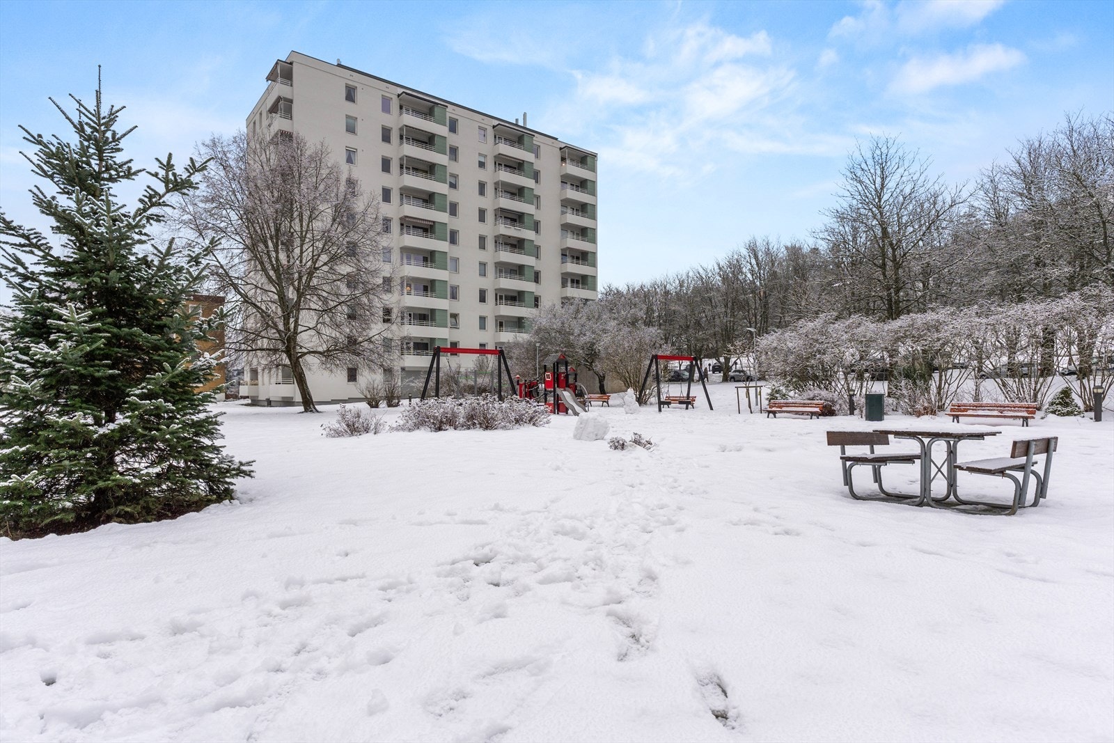 Fine parkmuligheter ved Nordre Skøyen Hovedgård. Skøyenåsen t-bane ligger ca 3 min. gange fra leiligheten og tar deg til Oslo sentrum på ca. 15 minutter. Galleribilde