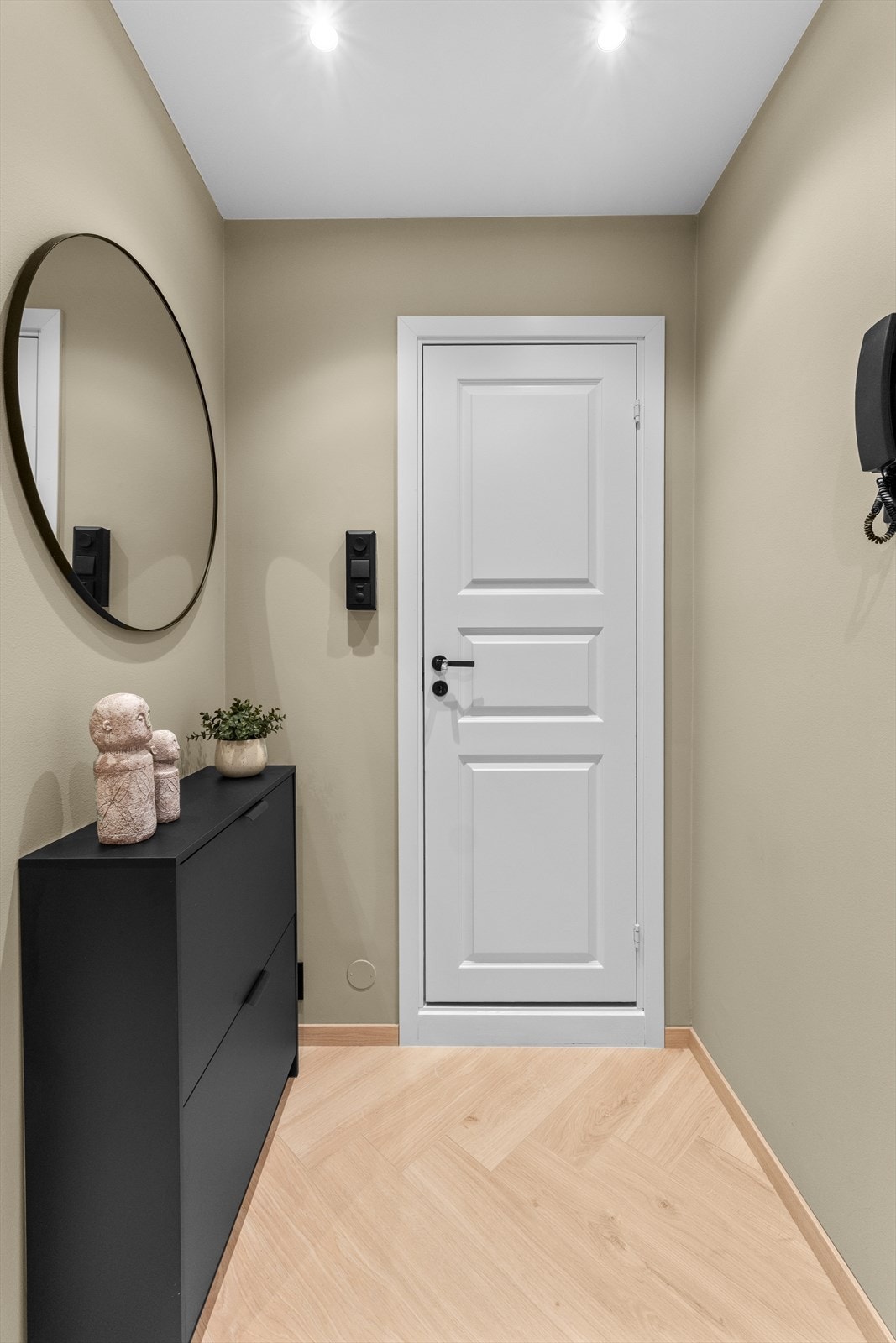 Romslig og innbydende entré som gir et svært godt førsteinntrykk. Galleribilde