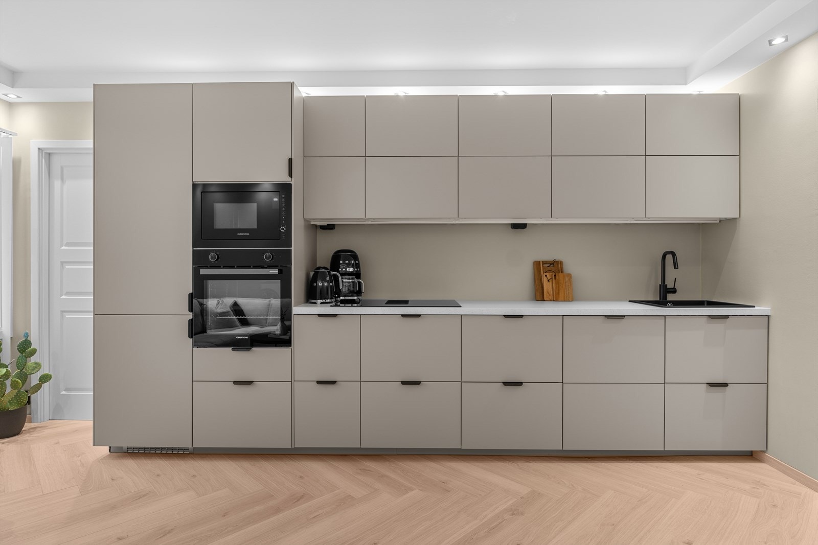 Kjøkkenet er nytt fra 2025 og har en IKEA-innredning med slette fronter og laminat benkeplate. Galleribilde