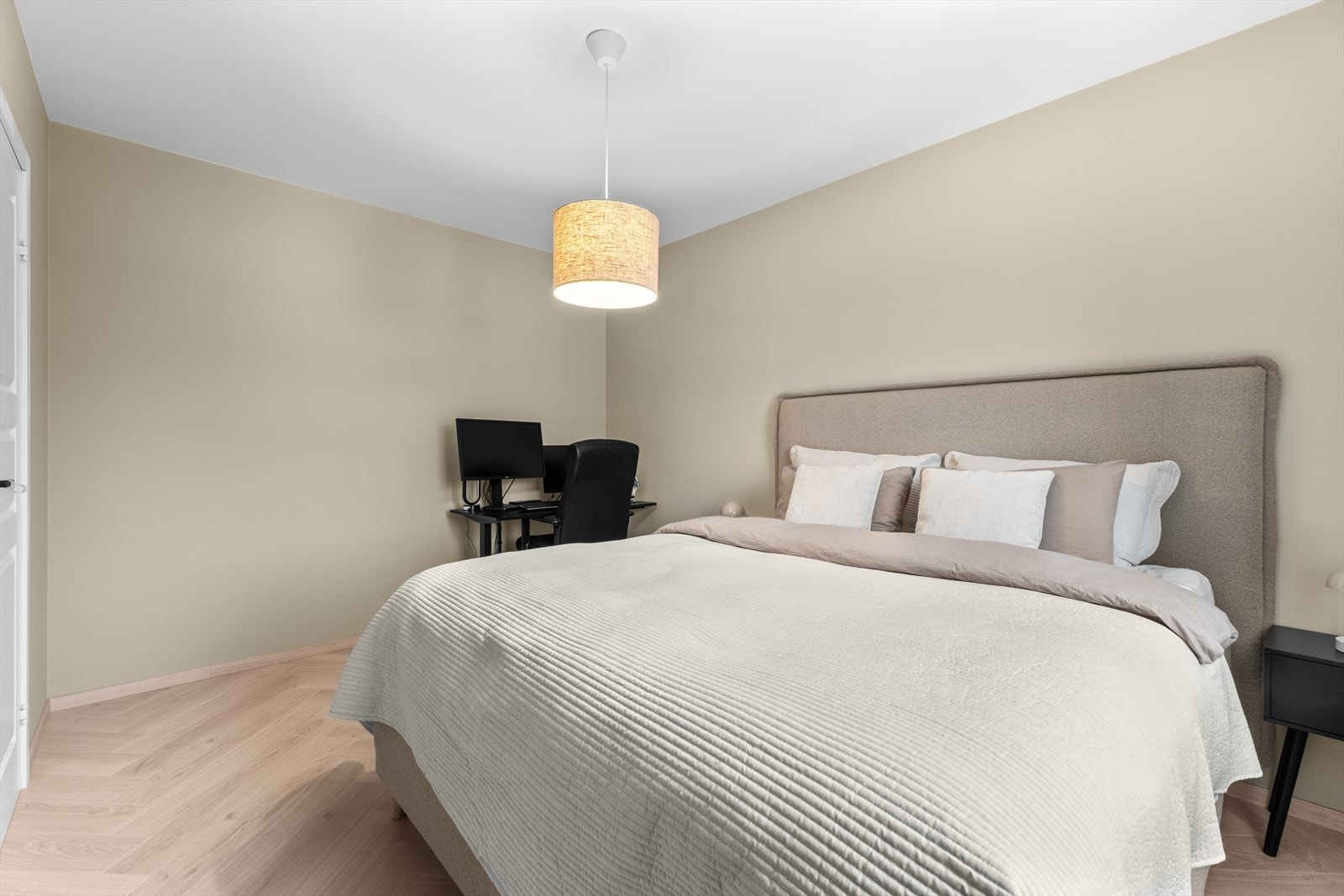 Soverom med god plass til dobbeltseng og mulighet for hjemmekontor. Galleribilde