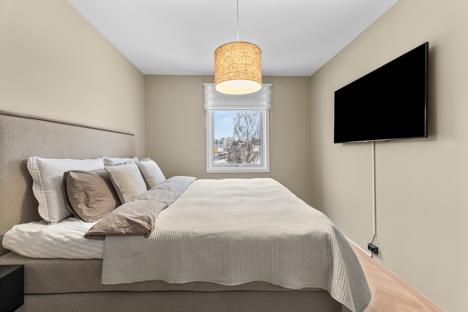 Soverom med vindu som gir godt med dagslys og en lun atmosfære. Galleribilde