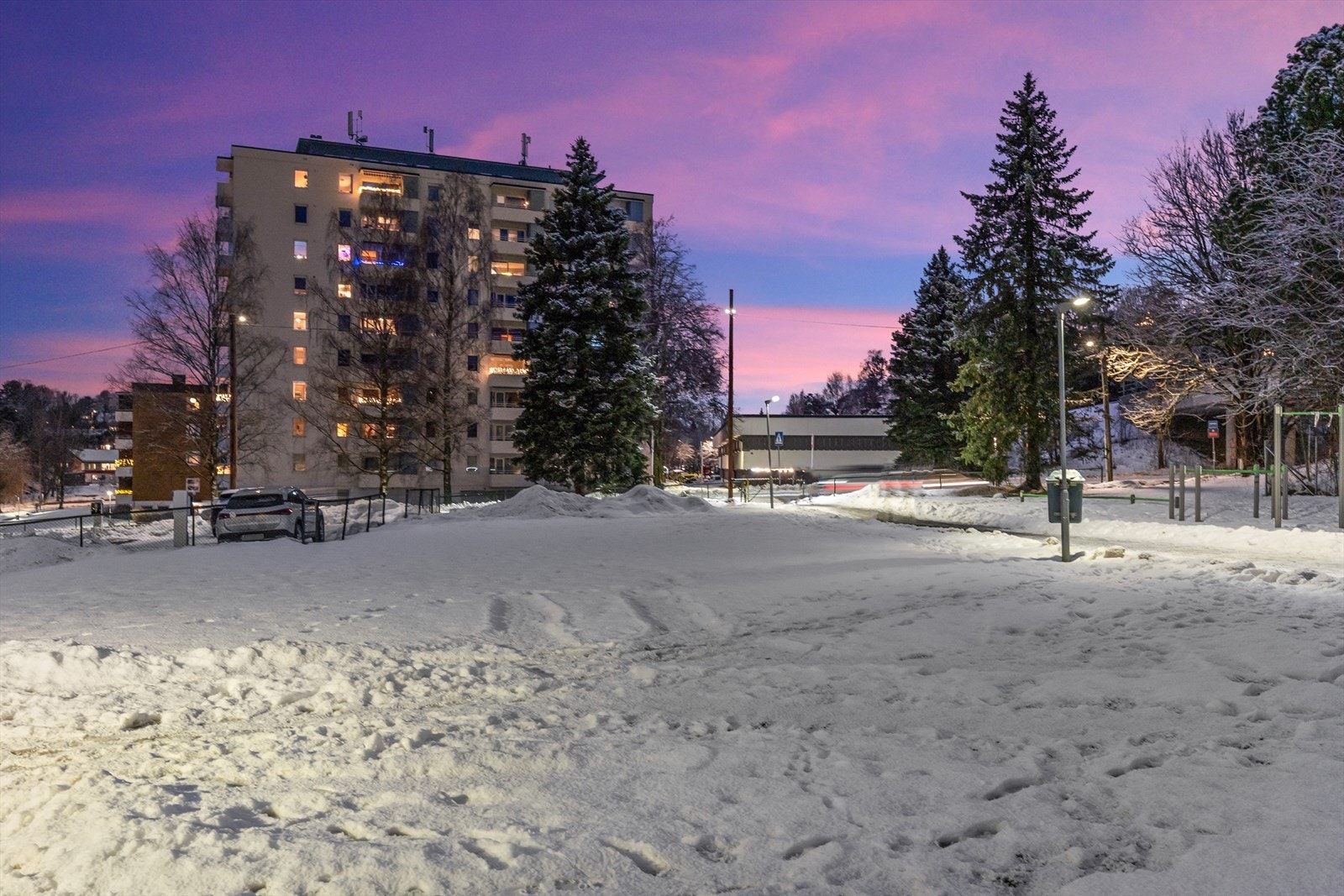 Leiligheten har kort avstand til Østensjøvannet, Østmarka, offentlig kommunikasjon og forretninger. Galleribilde