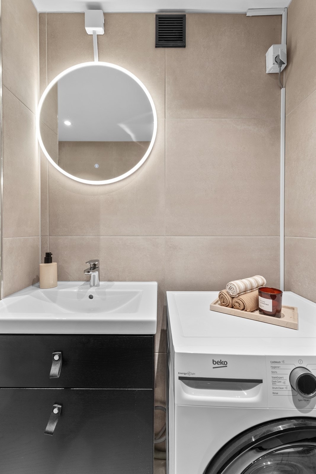 Servantinnredning med skuffer, speil med belysning - samt opplegg for vaskemaskin. Galleribilde