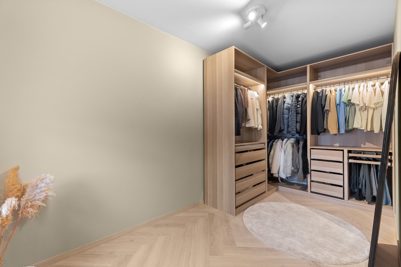 Rommet har en stilren garderobeløsning med god oppbevaringsplass og integrert belysning - enkelt å holde orden og få full oversikt. Galleribilde