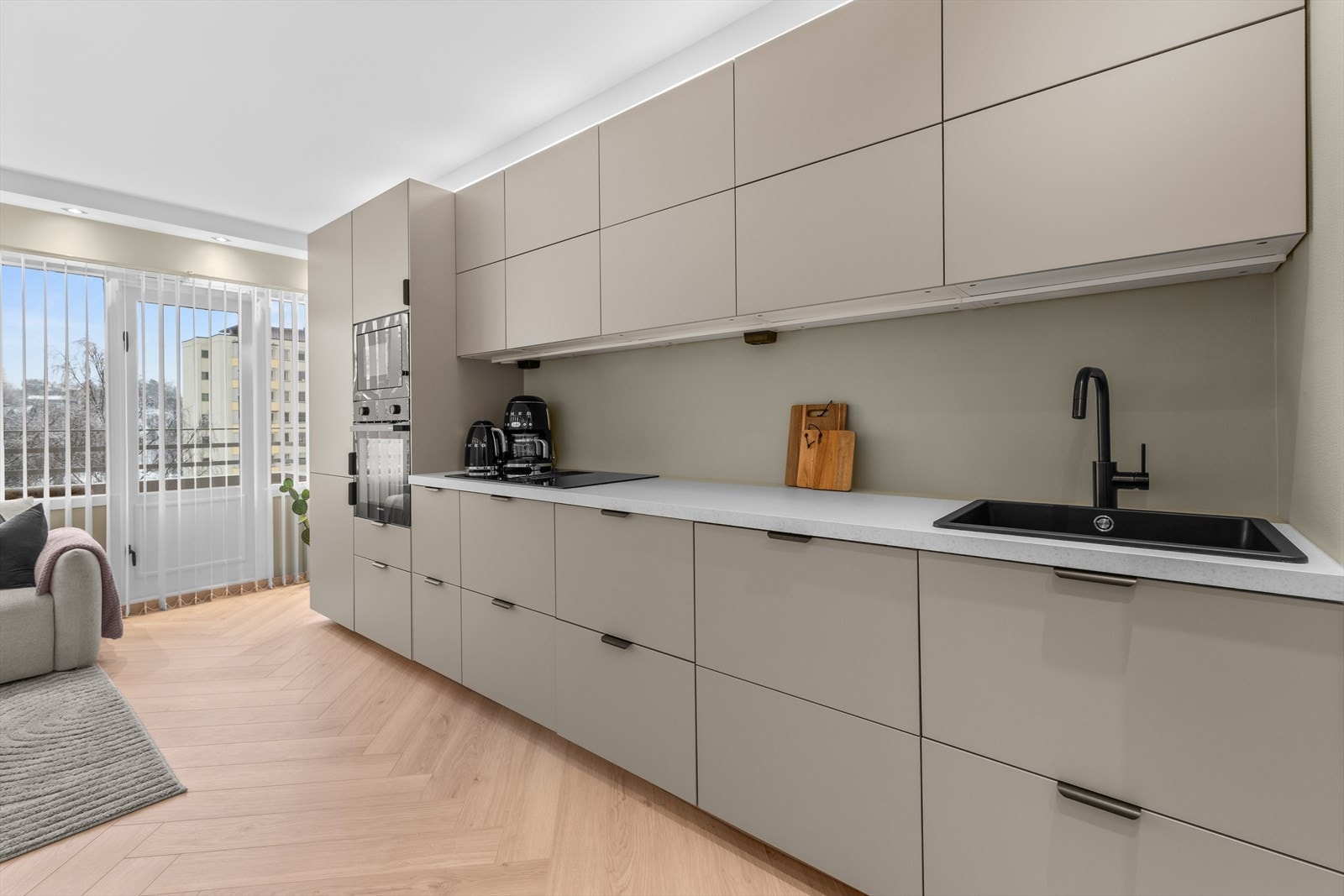 Det er integrerte hvitevarer med kjøl/fryseskap, oppvaskmaskin, induksjonstopp med integrert ventilator, mikrobølgeovn og stekeovn. Galleribilde