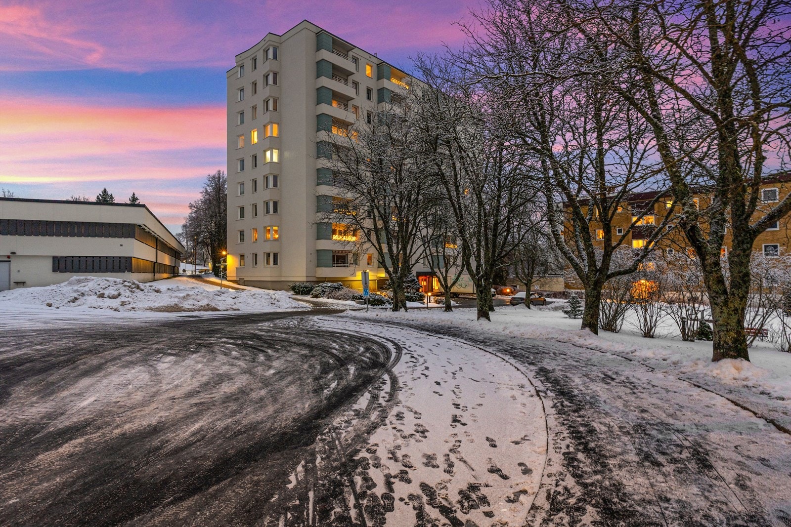 Leiligheten ligger i et idyllisk boligområde på Skøyenåsen, i bydel Østensjø i Oslo. Galleribilde