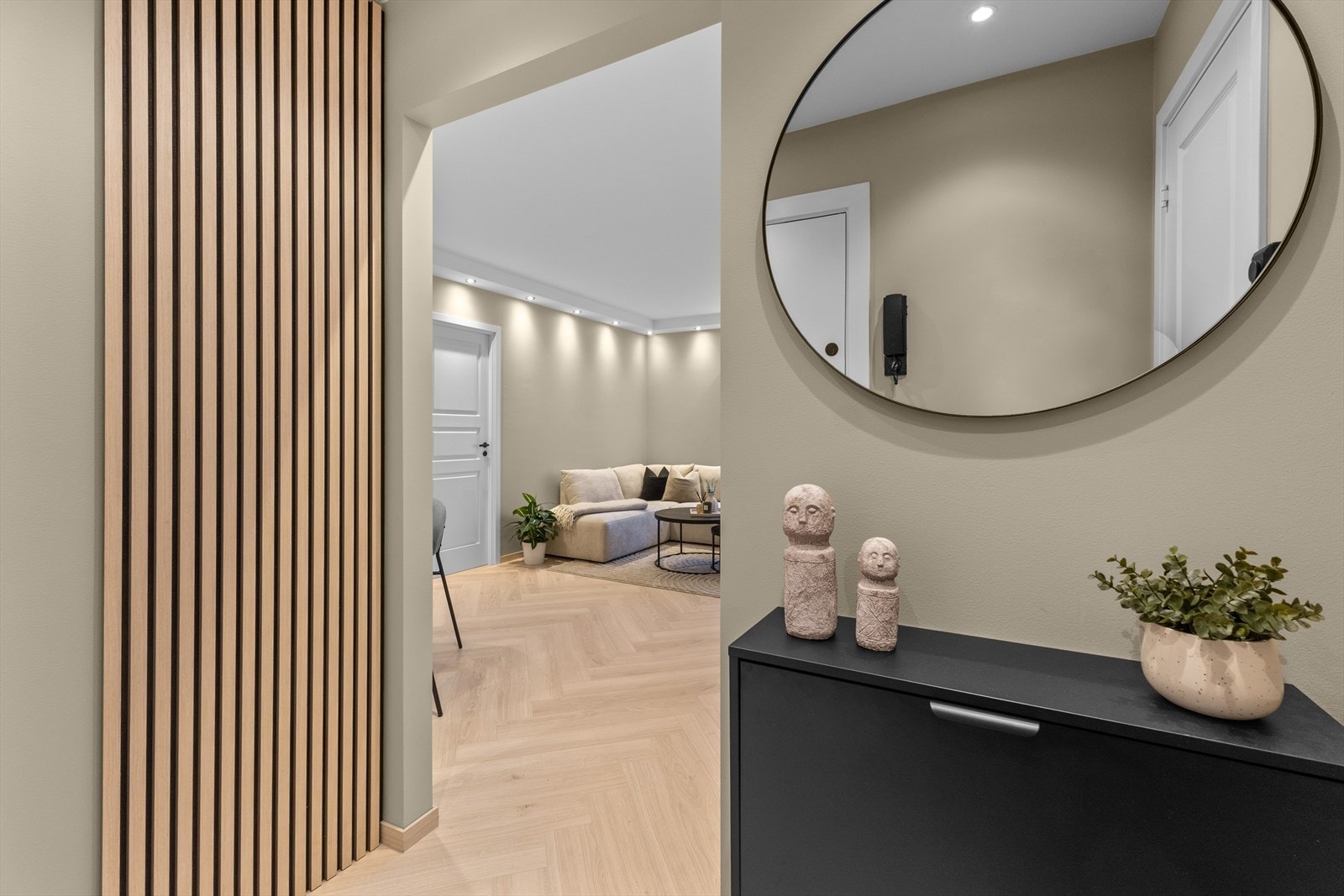 Plass til oppheng av yttertøy og oppbevaring av sko, med en praktisk og ryddig løsning. Galleribilde