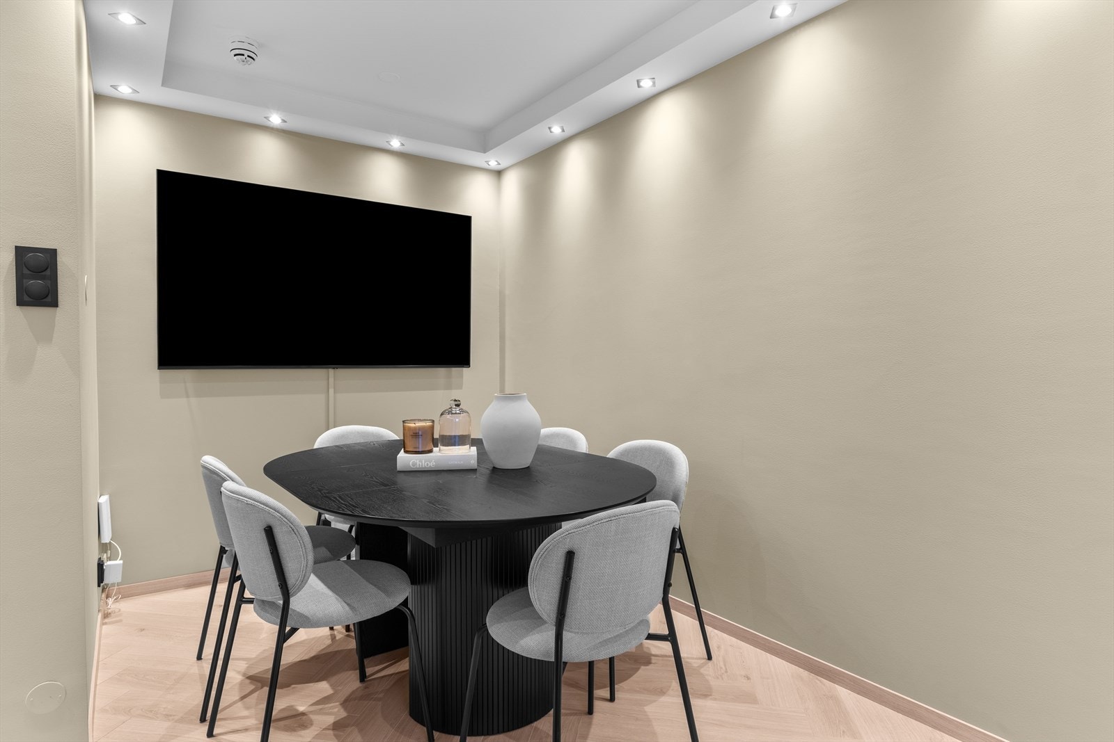 Hyggelig plass til spisebord - perfekt for både hverdagsmiddager og besøk. Galleribilde