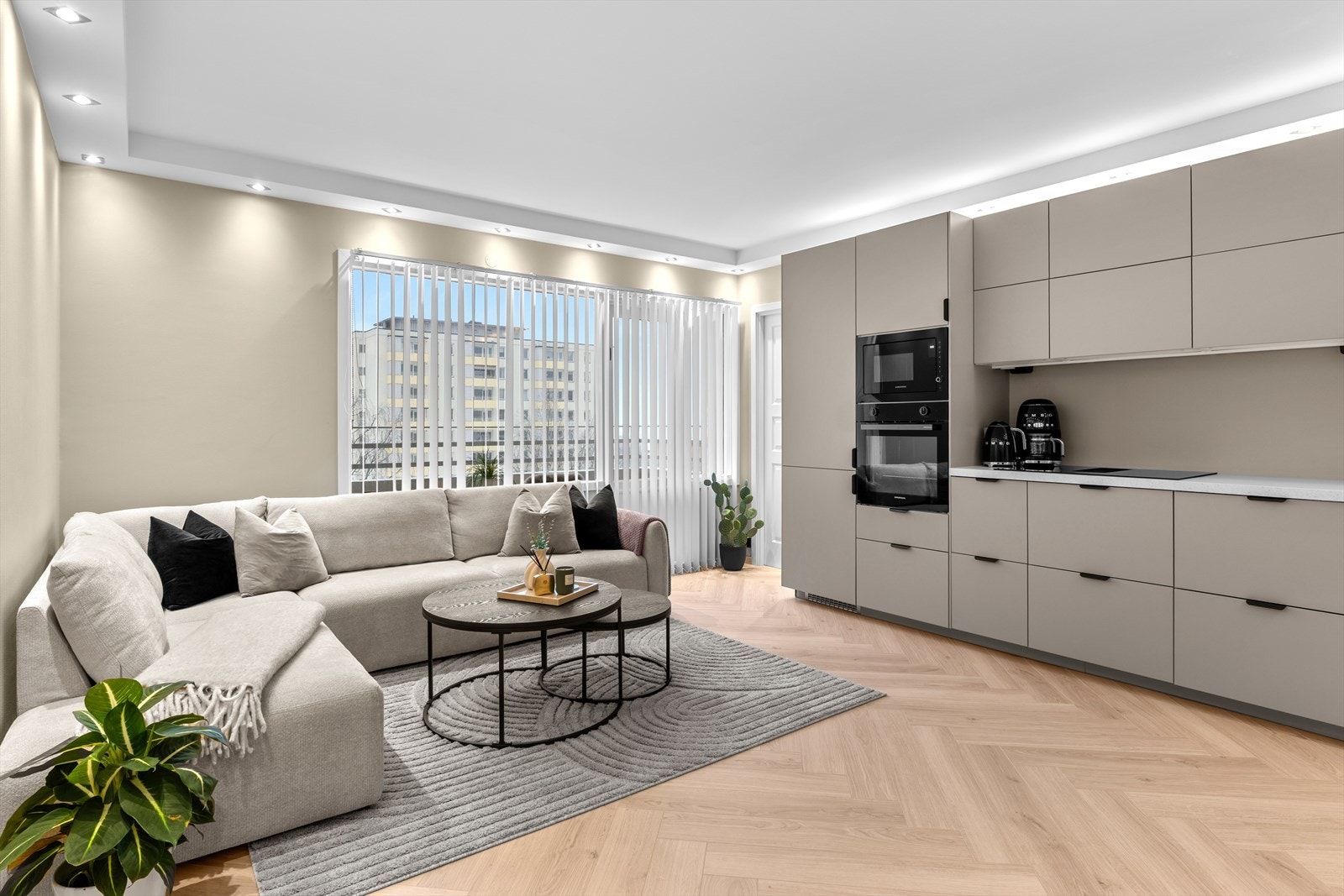 Stuen har en åpen og hyggelig løsning mot kjøkkenet, med god plass til både sofagruppe og spisebord. Galleribilde