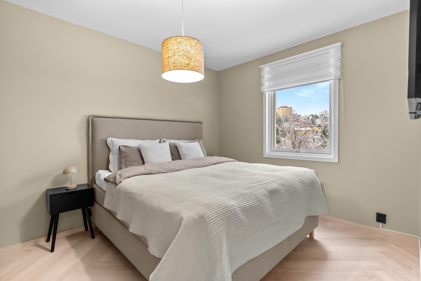 Lyst og romslig soverom med fine farger med god romfølelse. Galleribilde