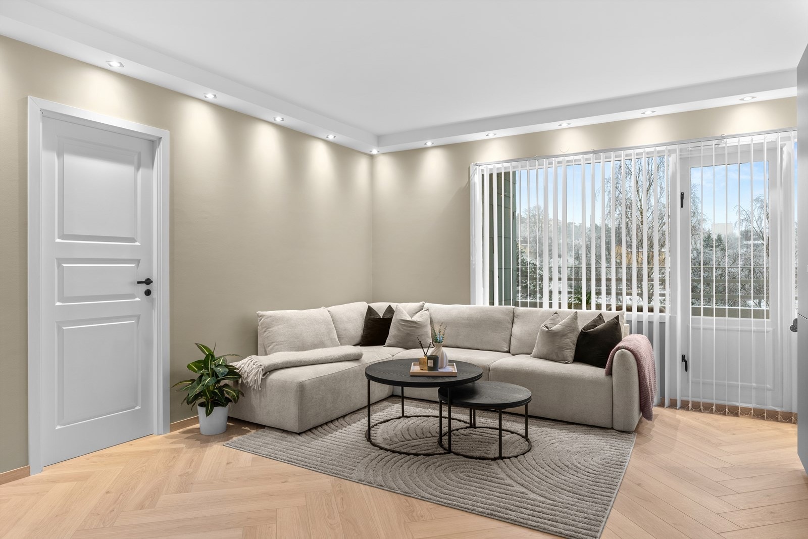 I stuen er det også etablert en egen downlight-kasse med nye downlights som gir et fint og jevnt lys i rommet. Galleribilde