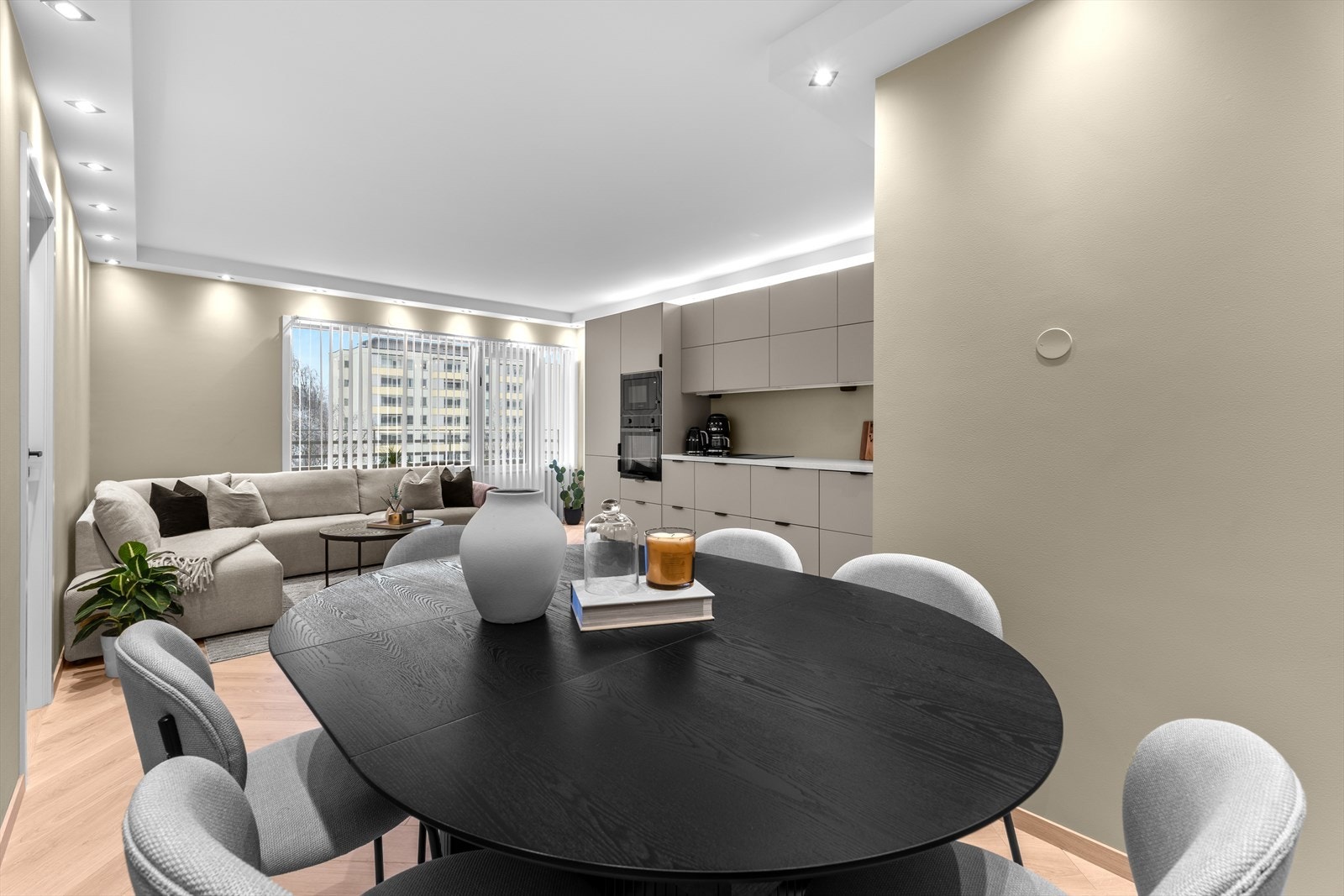 Lys og gjennomført oppholdsrom med store vindusflater, pent kjøkken fra 2025 og downlights som gir en behagelig romfølelse. Galleribilde