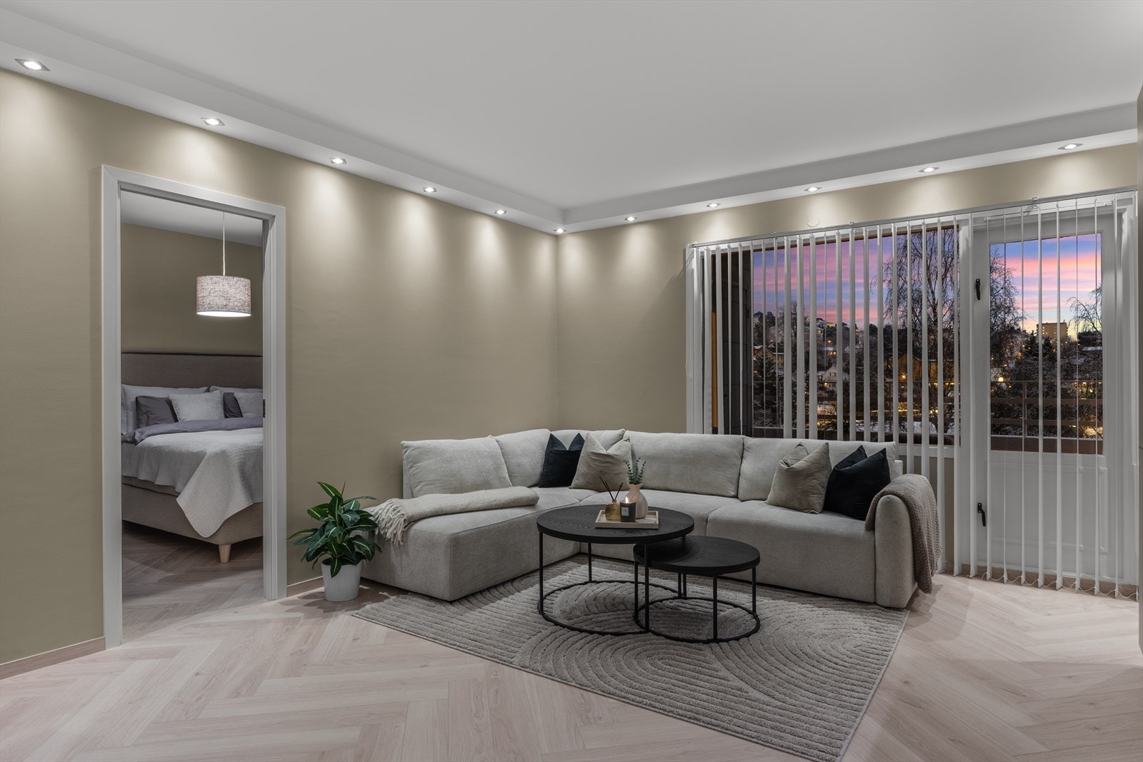 Stor og innbydende stue med plass til romslig sofagruppe, gjennomgående moderne uttrykk og store vindusflater. Galleribilde