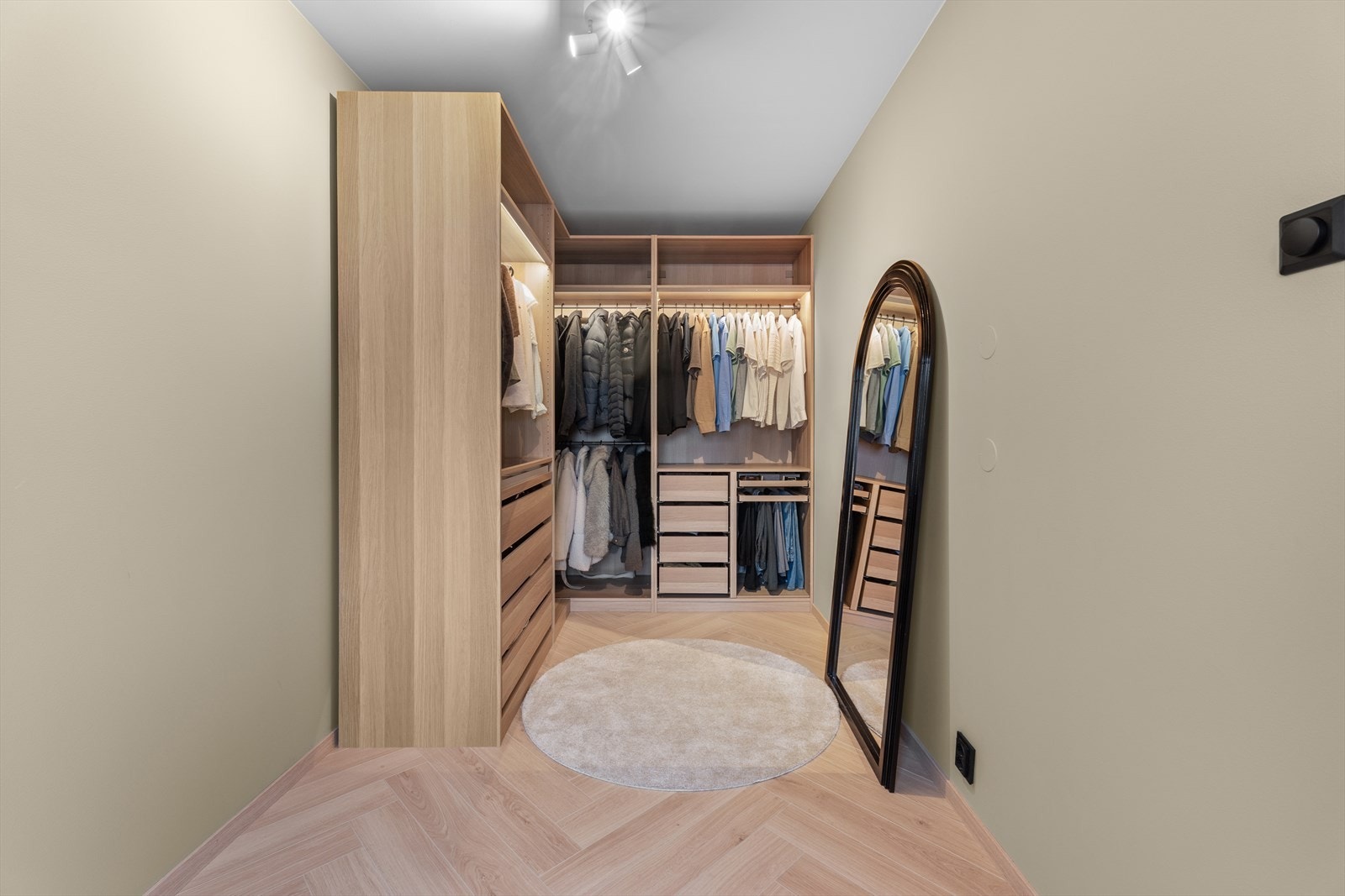 Praktisk og romslig garderobeløsning med rikelig heng og skuffeplass - gir deg god oversikt og mye oppbevaring. Galleribilde