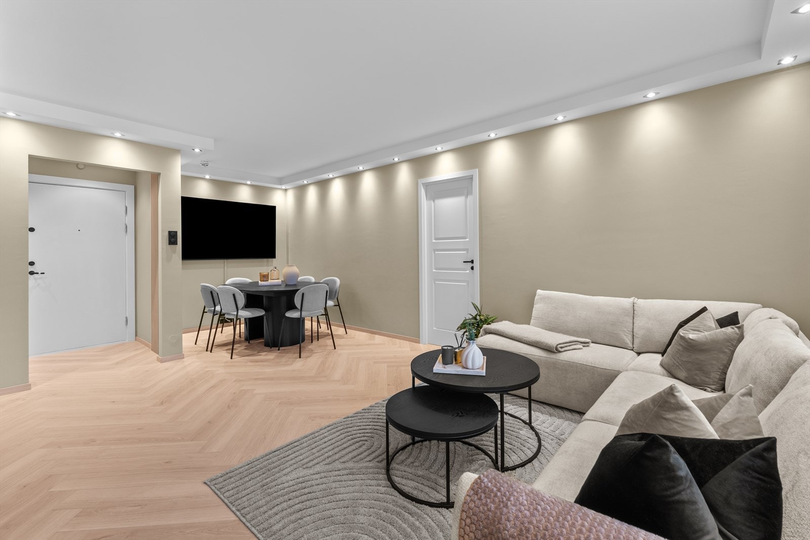 Leiligheten ble oppgradert i 2025 med nye overflater, og har nytt laminatgulv i fiskebeinsmønster, slette nymalte vegger og nymalt himling. Galleribilde