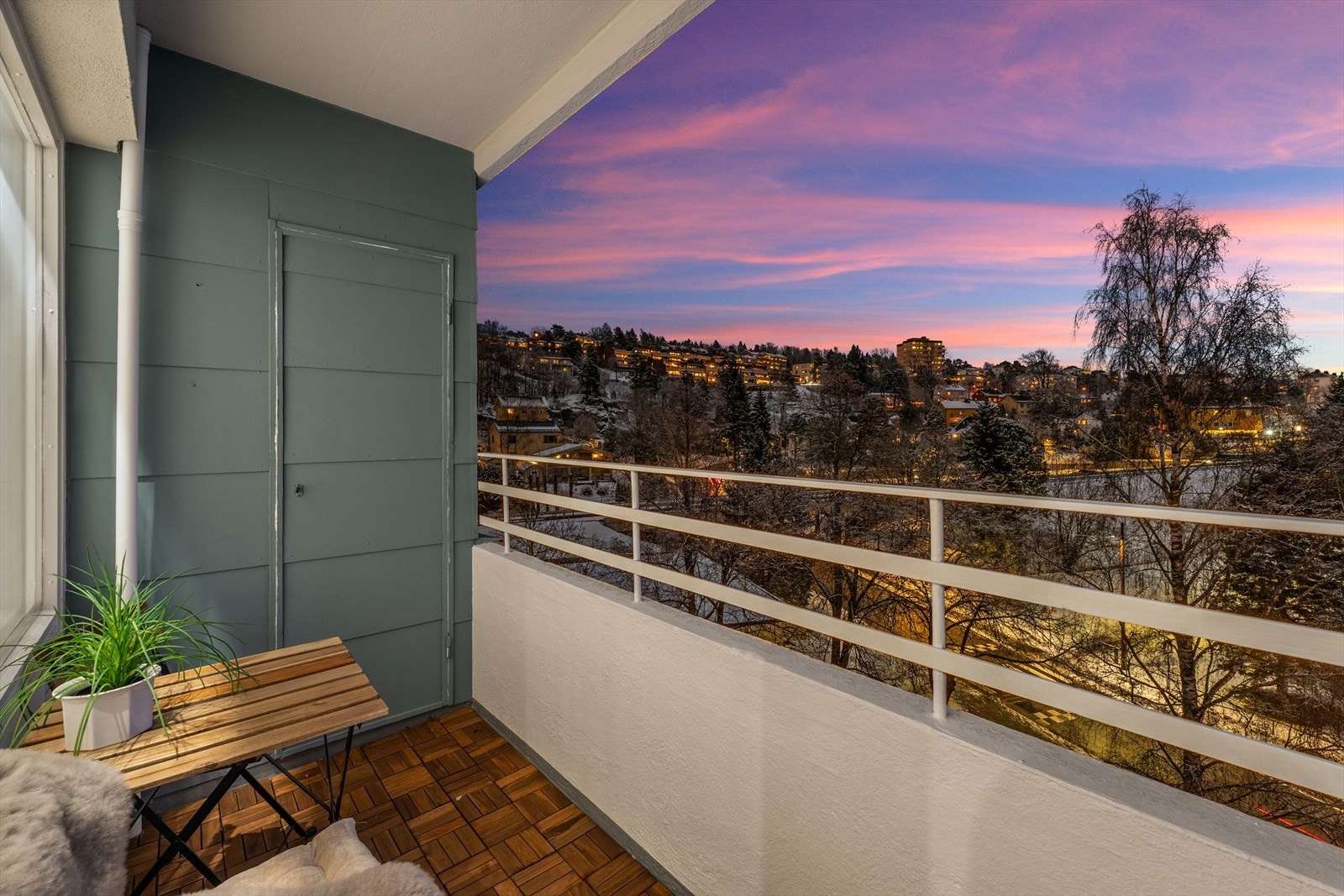 Balkongen er ca 4 m², med god plass til sittegruppe. Galleribilde