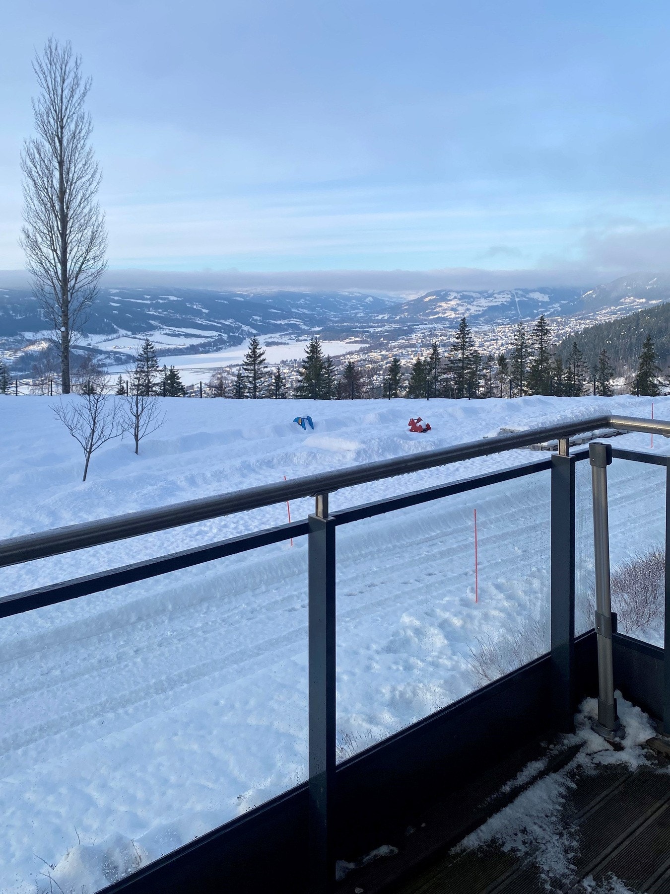 Fantastisk utsikt mot Lillehammer og nordover mot Gausdalsskaret - et flott blikkfang året rundt. Galleribilde
