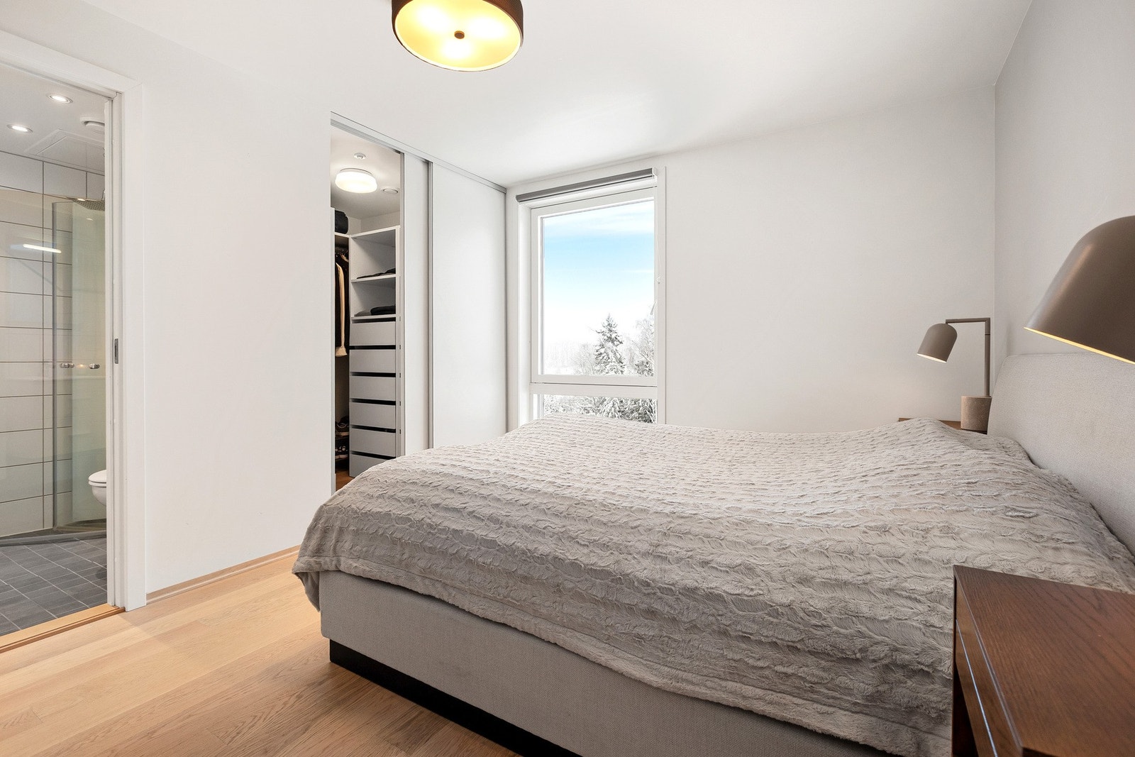 Hovedsoverom med plass til dobbeltseng og direkte adkomst til bad. Galleribilde