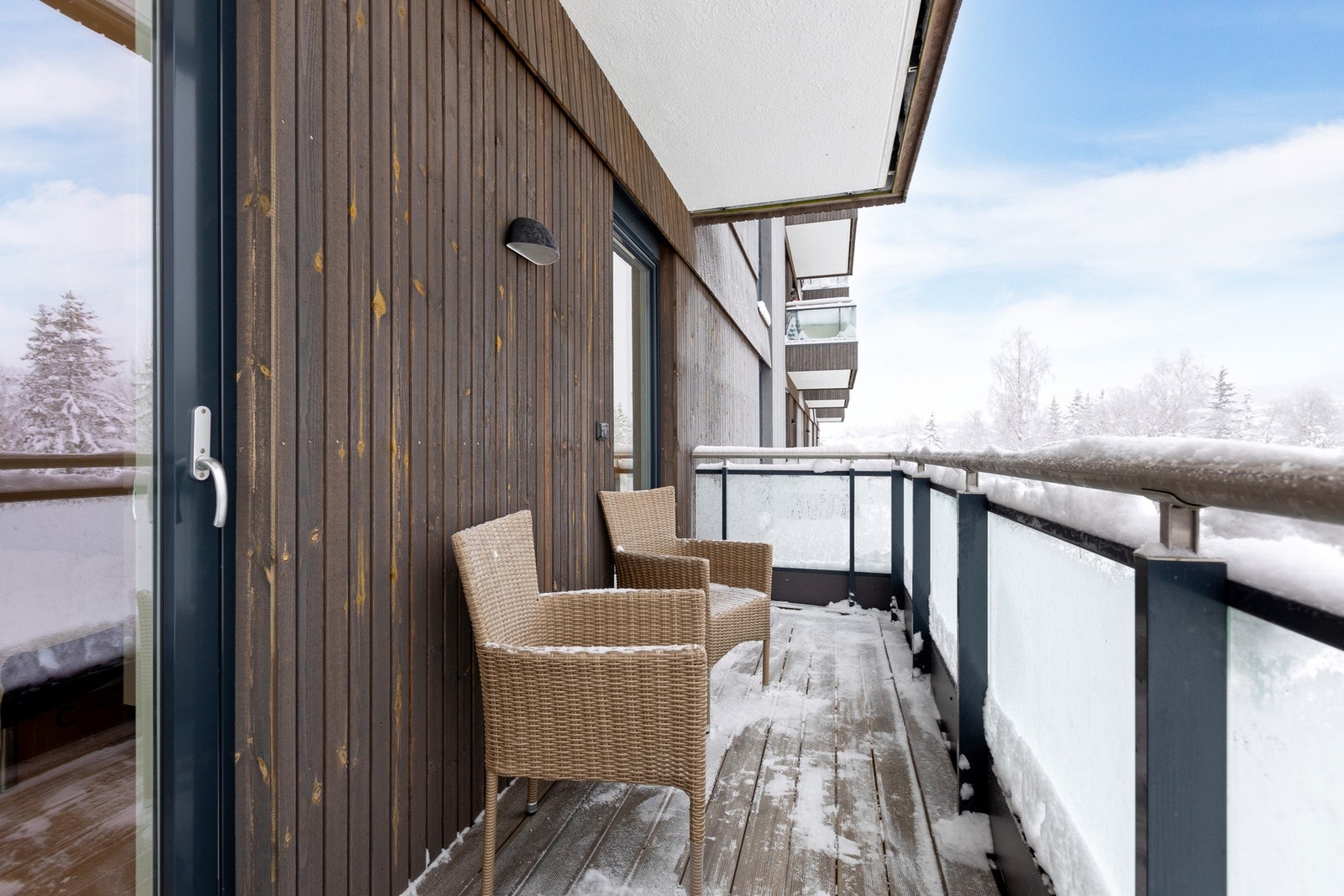 Overbygd balkong med utgang fra ett av soverommene, plass til mindre sittegruppe og god morgen- og dagssol. Galleribilde