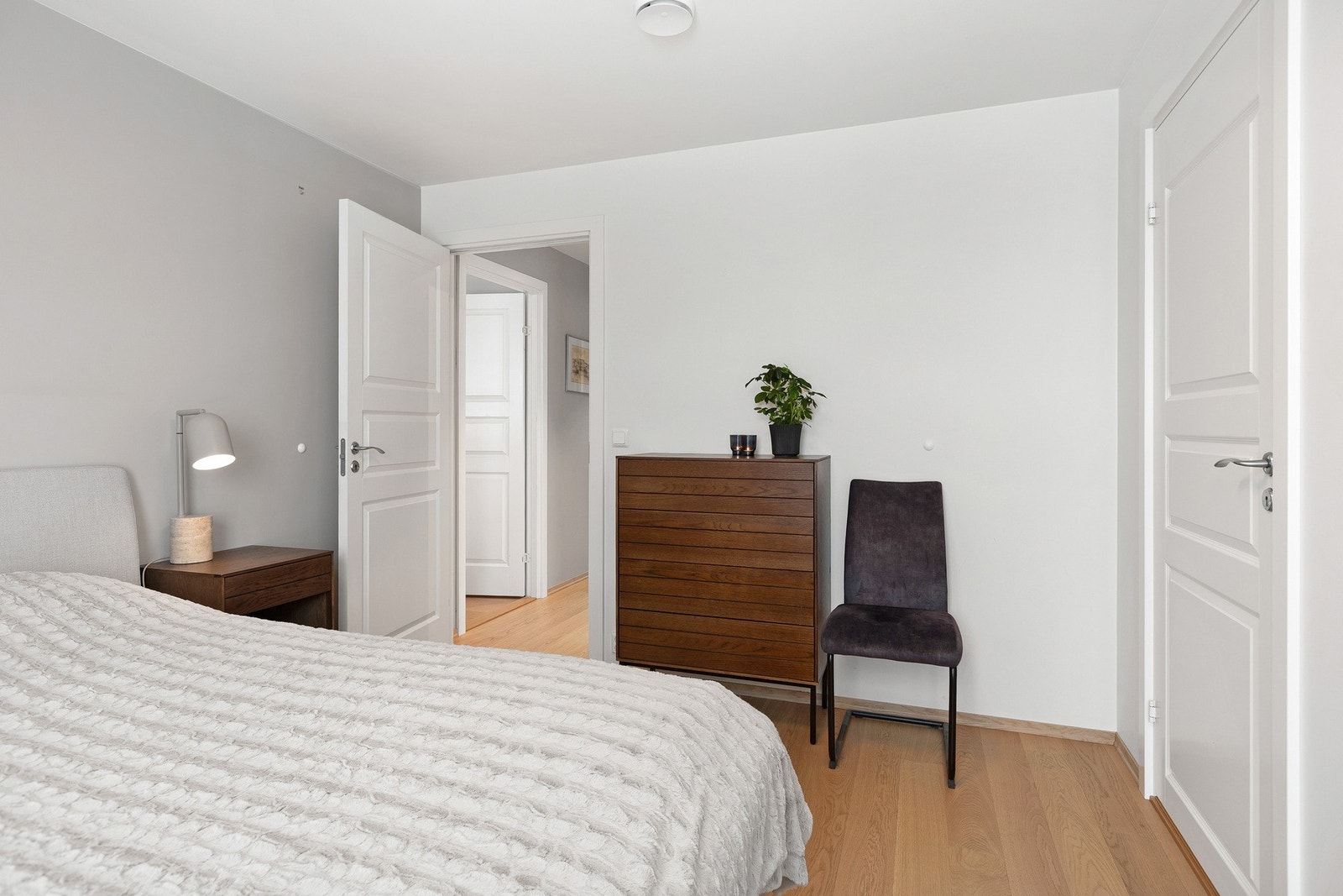 Romslig hovedsoverom med gode oppbevaringsmuligheter og rolig uttrykk. Galleribilde