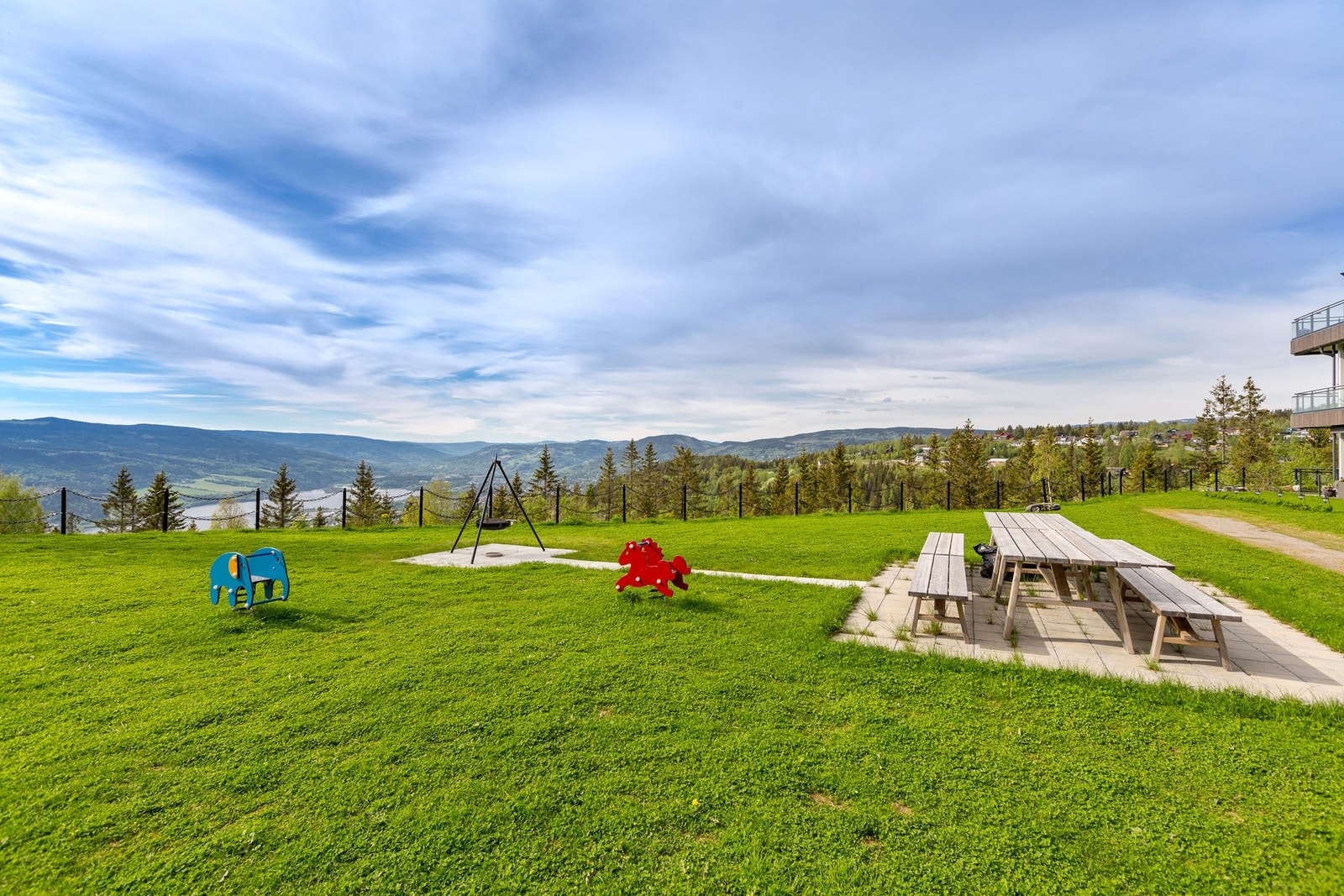 Nydelige omgivelser med vidstrakt utsikt og meget gode solforhold. Galleribilde
