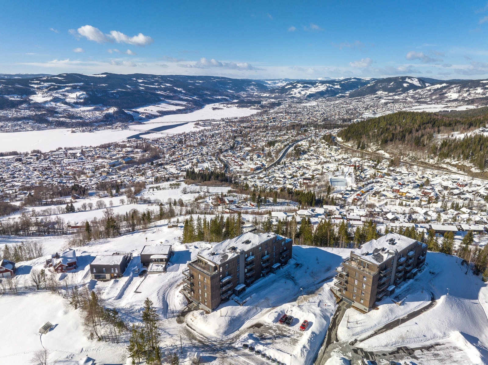 Vårbilde tatt over sameiet. Galleribilde
