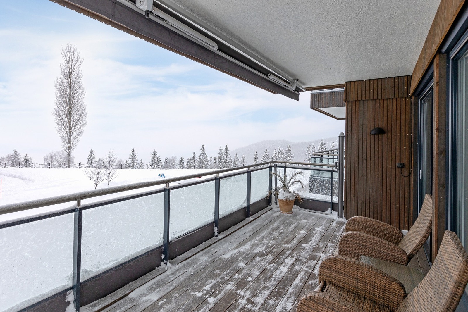 Overbygd veranda som gir gode uteoppholdsarealer store deler av året. Stor terrassemarkise. Galleribilde