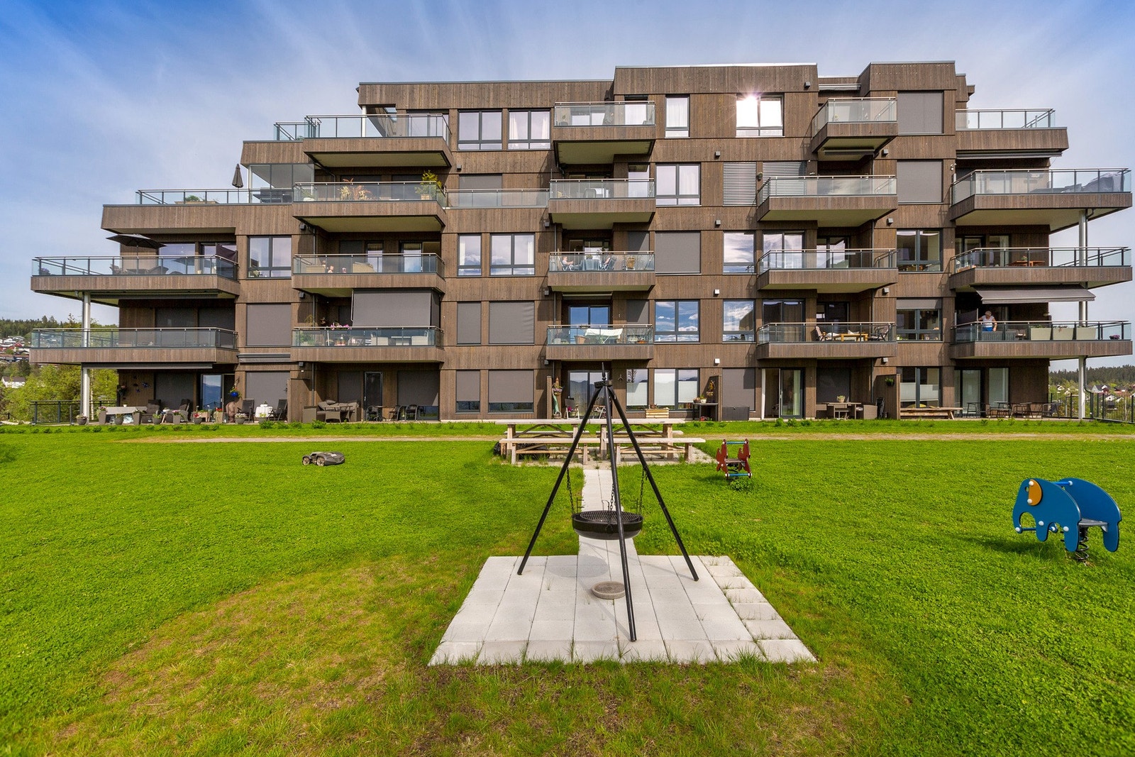 Sameiet har hyggelige uteområder med blant annet bålplass og benker for sosialt samvær. Galleribilde