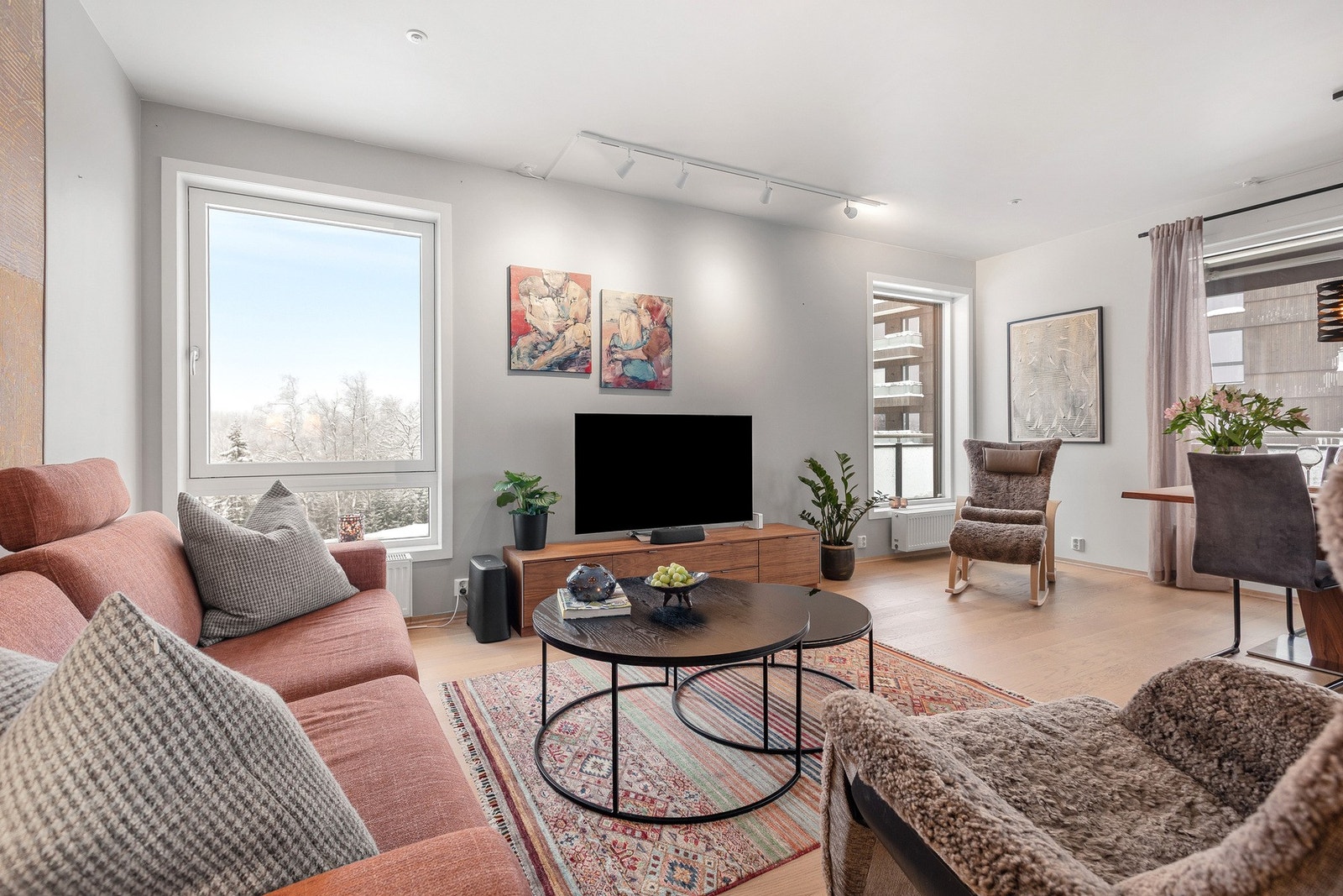 Møbleringsvennlig stue med flere soner og gode møbleringsmuligheter. Galleribilde