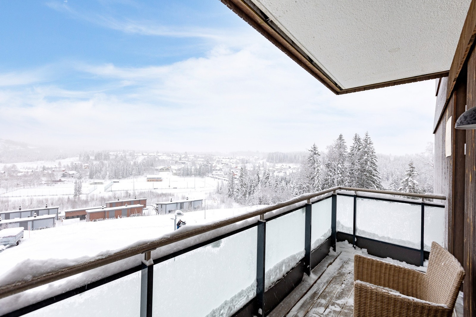 Østvendt balkong med utsikt mot Røyslimoen og nærområdet. Galleribilde