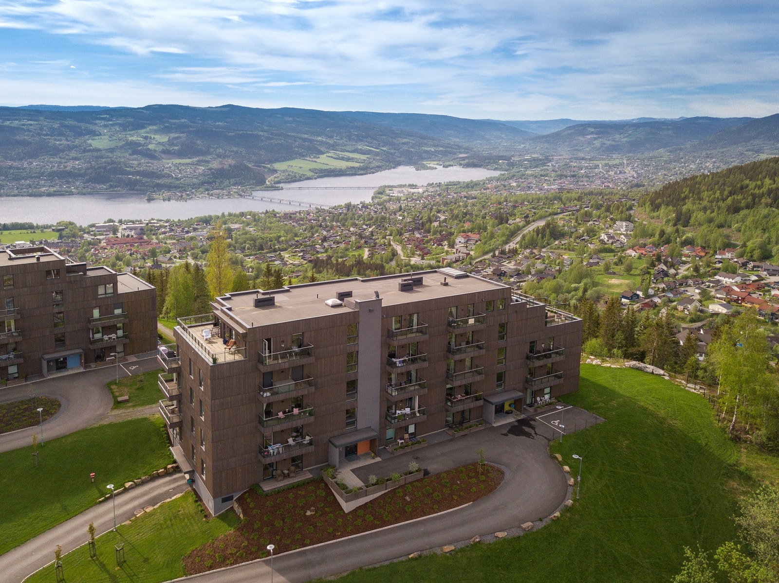 Inngang til leiligheten ifra østsiden av bygget. Flotte opparbeidene utearealer. Galleribilde