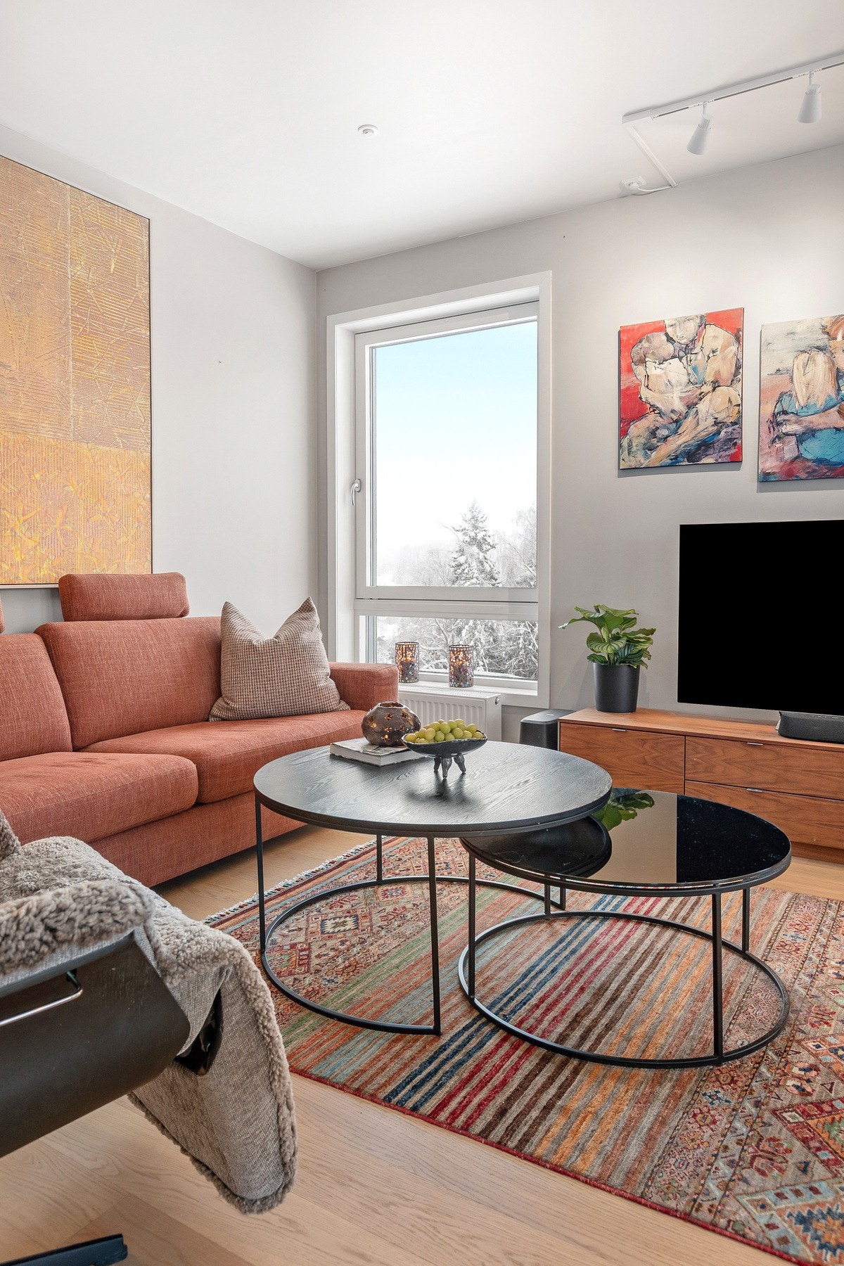 Stue med store vinduer som gir godt lysinnslipp og fin romfølelse. Galleribilde