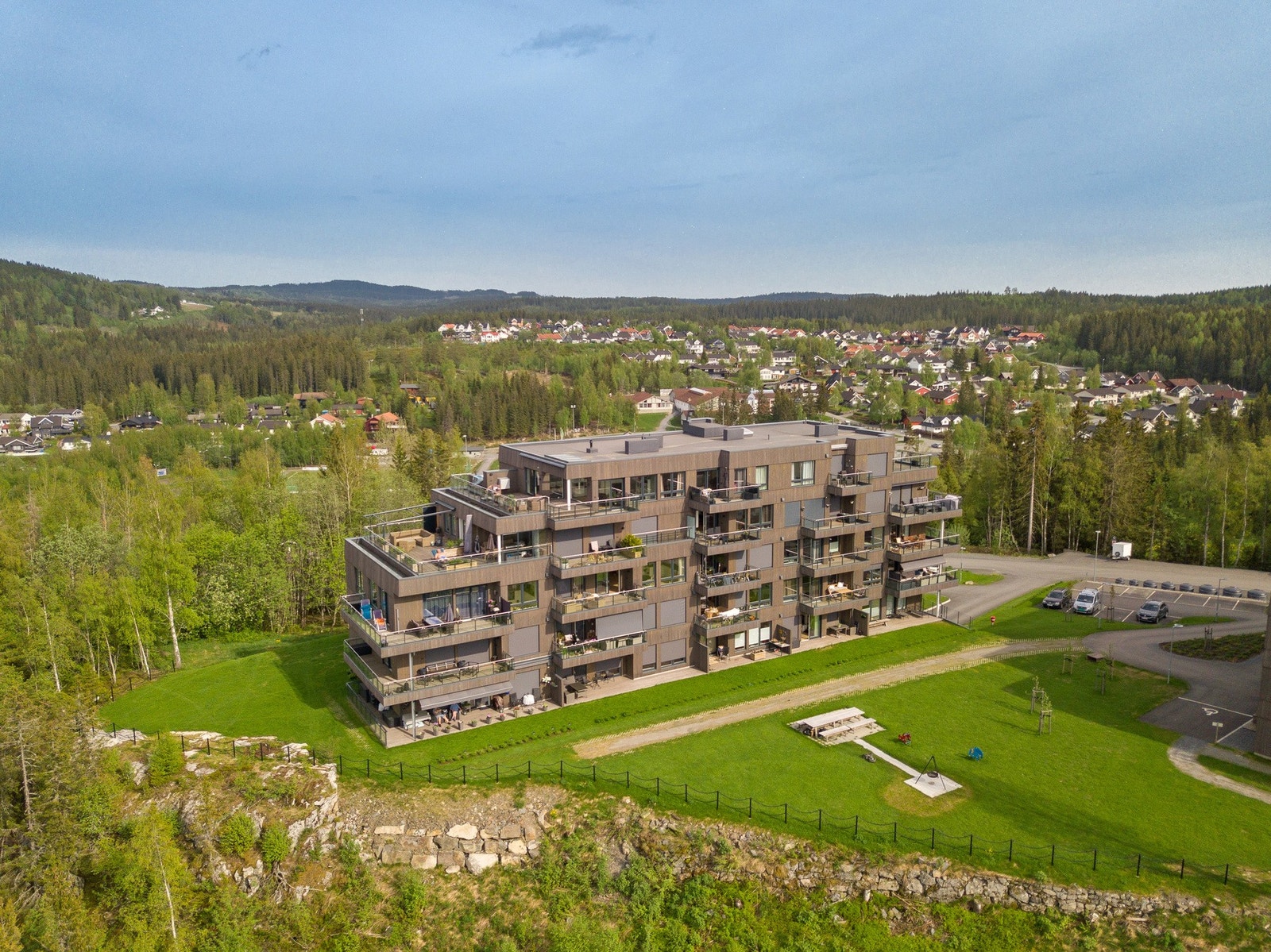 Sommerbilde over sameiet - meget pent opparbeidet med plenarealer og asfalterte gangveger. Galleribilde