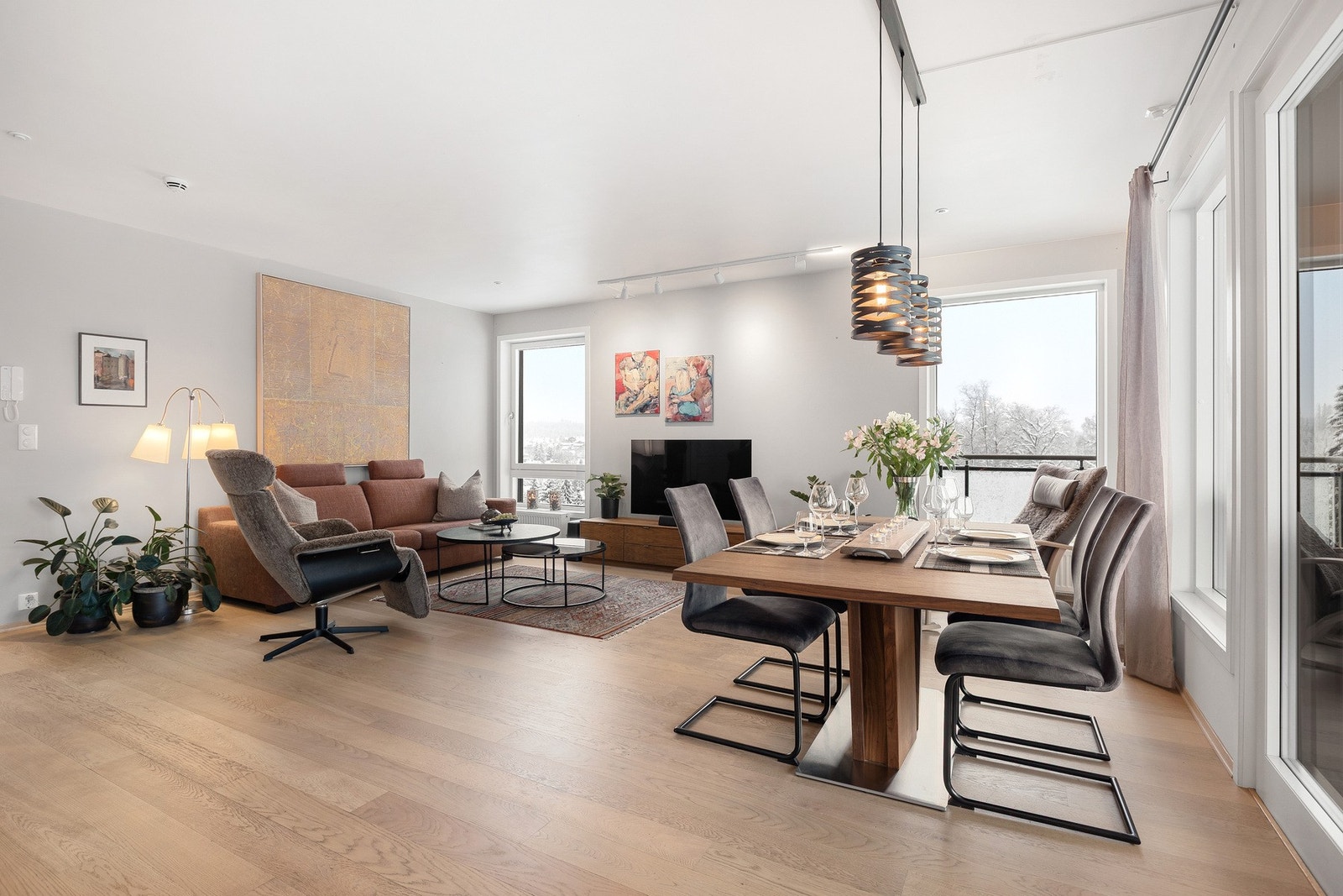 Åpen og romslig stue- og spiseplass med gode møbleringsmuligheter. Galleribilde