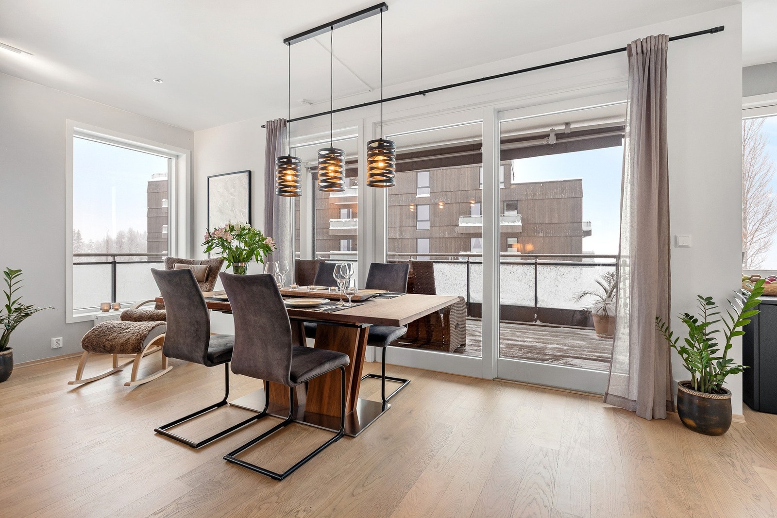 Spiseplass med god plass rundt bordet og utgang til romslig veranda. Galleribilde