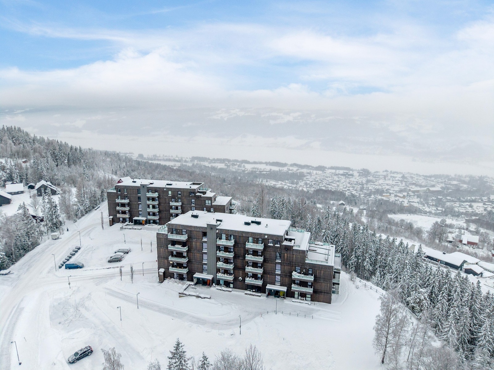 Oversiktsbilde som viser eiendommens beliggenhet i naturskjønne omgivelser. Galleribilde