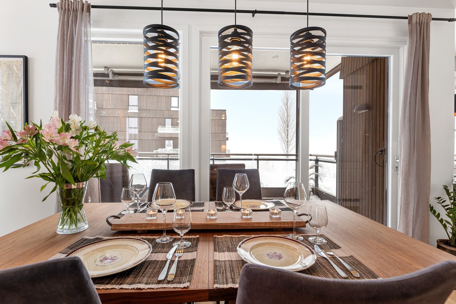 Spiseplass i åpen løsning mot kjøkken - sosial og innbydende atmosfære. Galleribilde