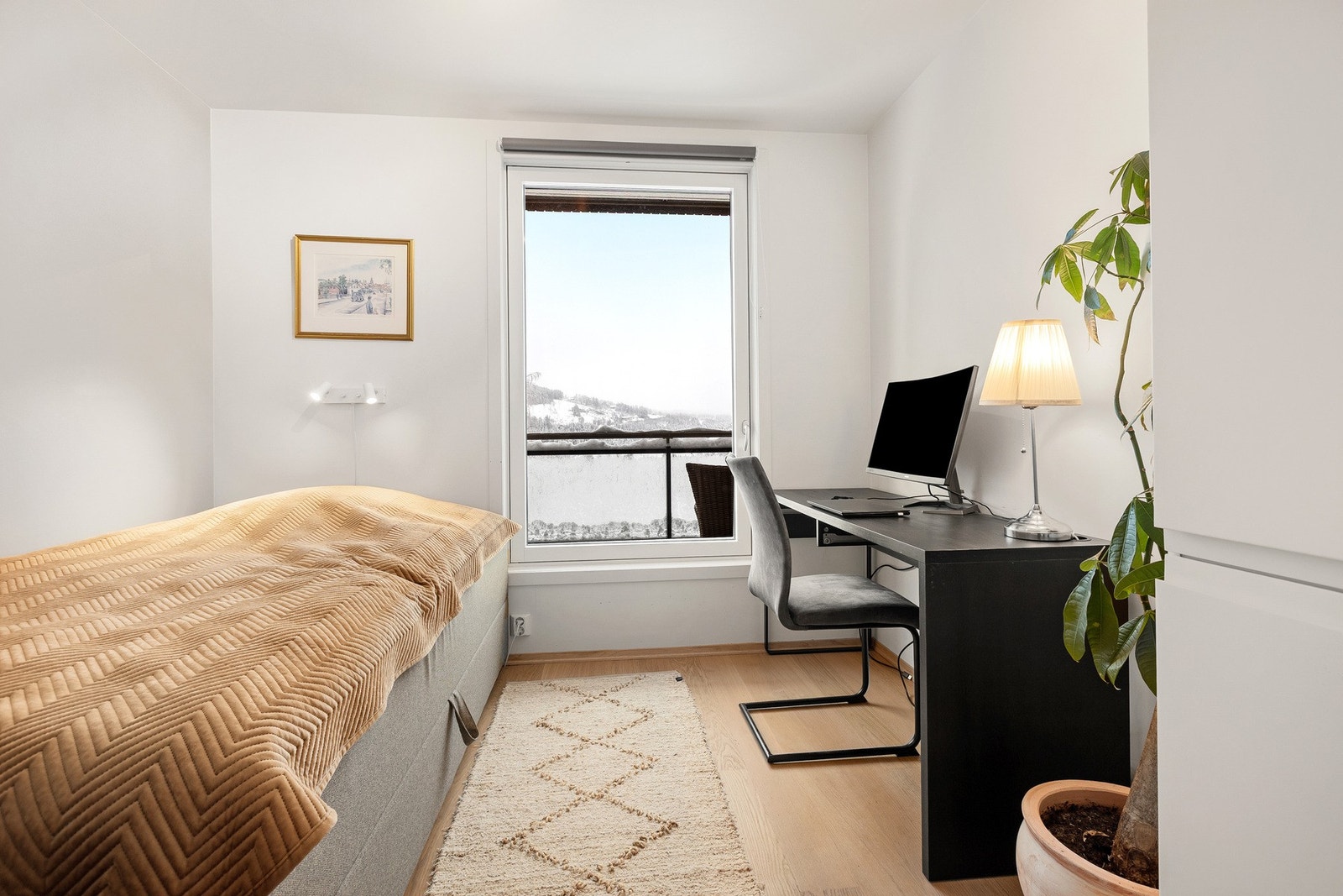 Soverom med plass til seng og arbeidsplass samt godt lysinnslipp. Galleribilde